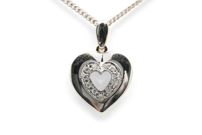 Pendentif cœur contemporain en or blanc 18 carats serti de diamants taille "brillant" (+- 0.12 ct)