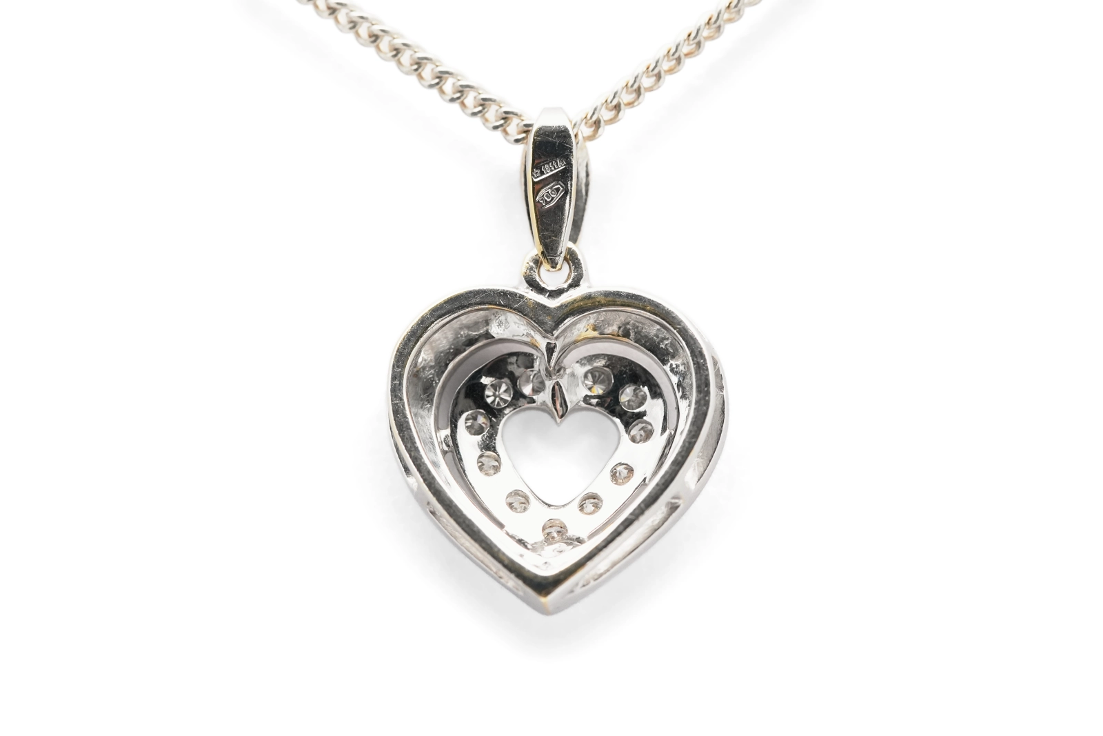 Pendentif cœur contemporain en or blanc 18 carats serti de diamants taille "brillant" (+- 0.12 ct)