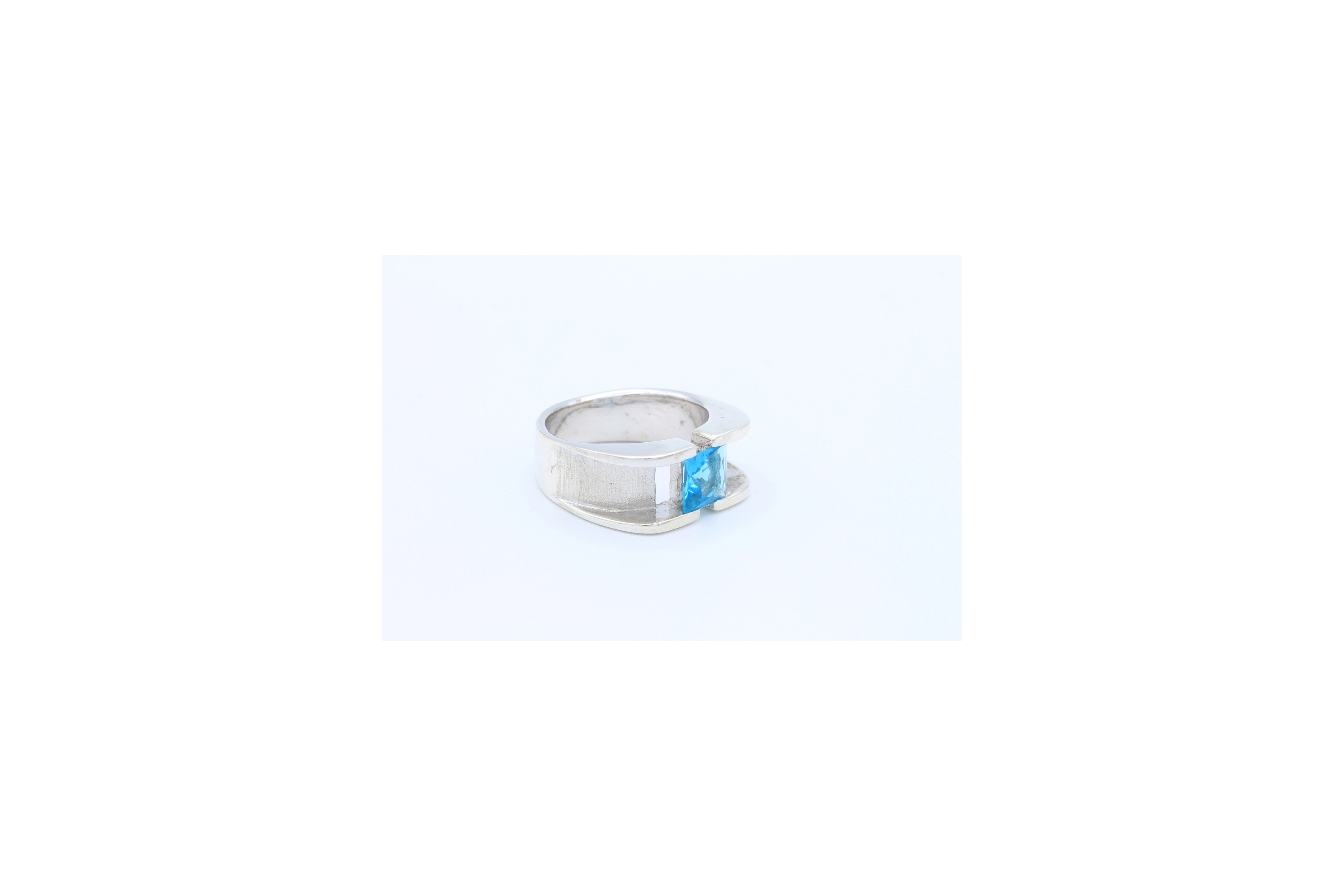 Bague contemporaine en argent 925, sertie d'une topaze-The Vintage Workshop