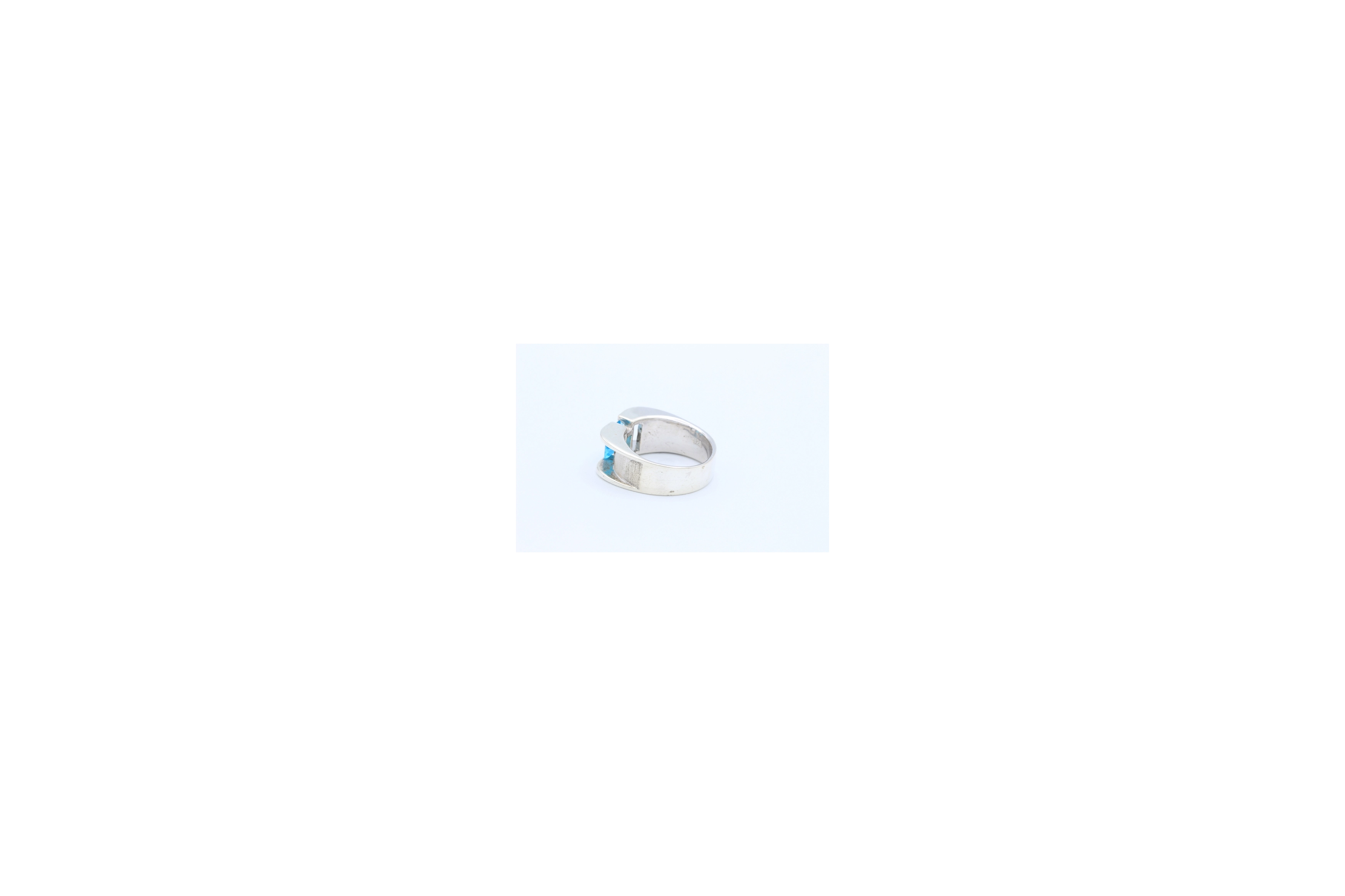Bague contemporaine en argent 925, sertie d'une topaze-The Vintage Workshop