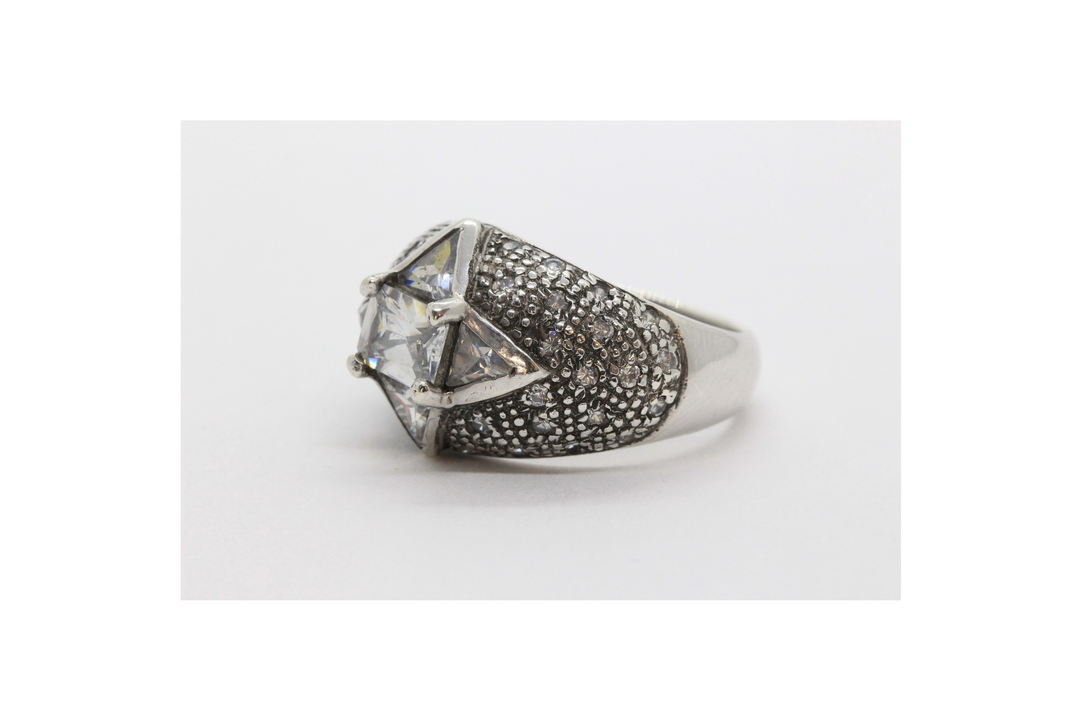 Bague contemporaine en argent 925, sertie de zirconiums-The Vintage Workshop