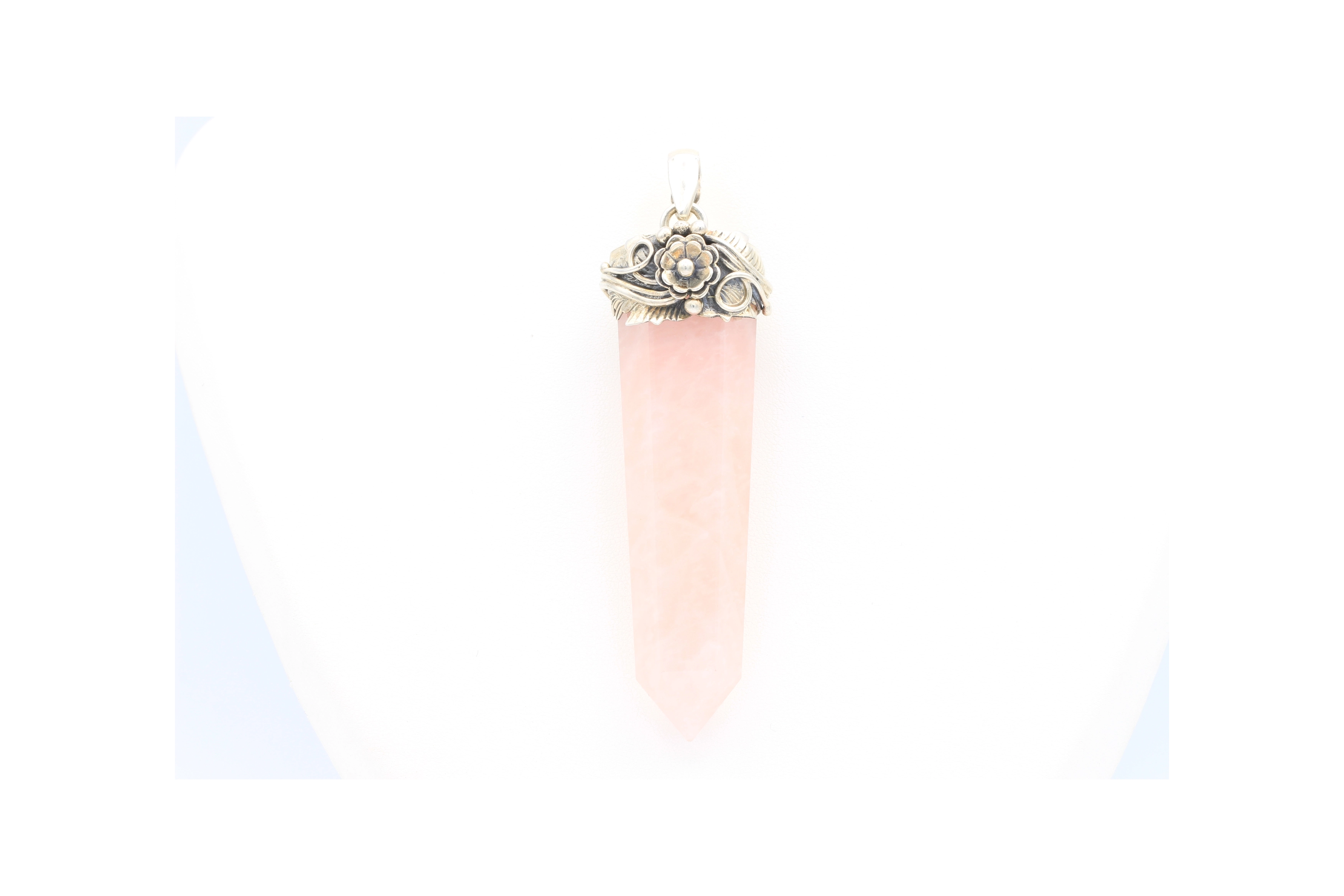 Pendentif contemporain en argent 925, serti d'un quartz rose-The Vintage Workshop
