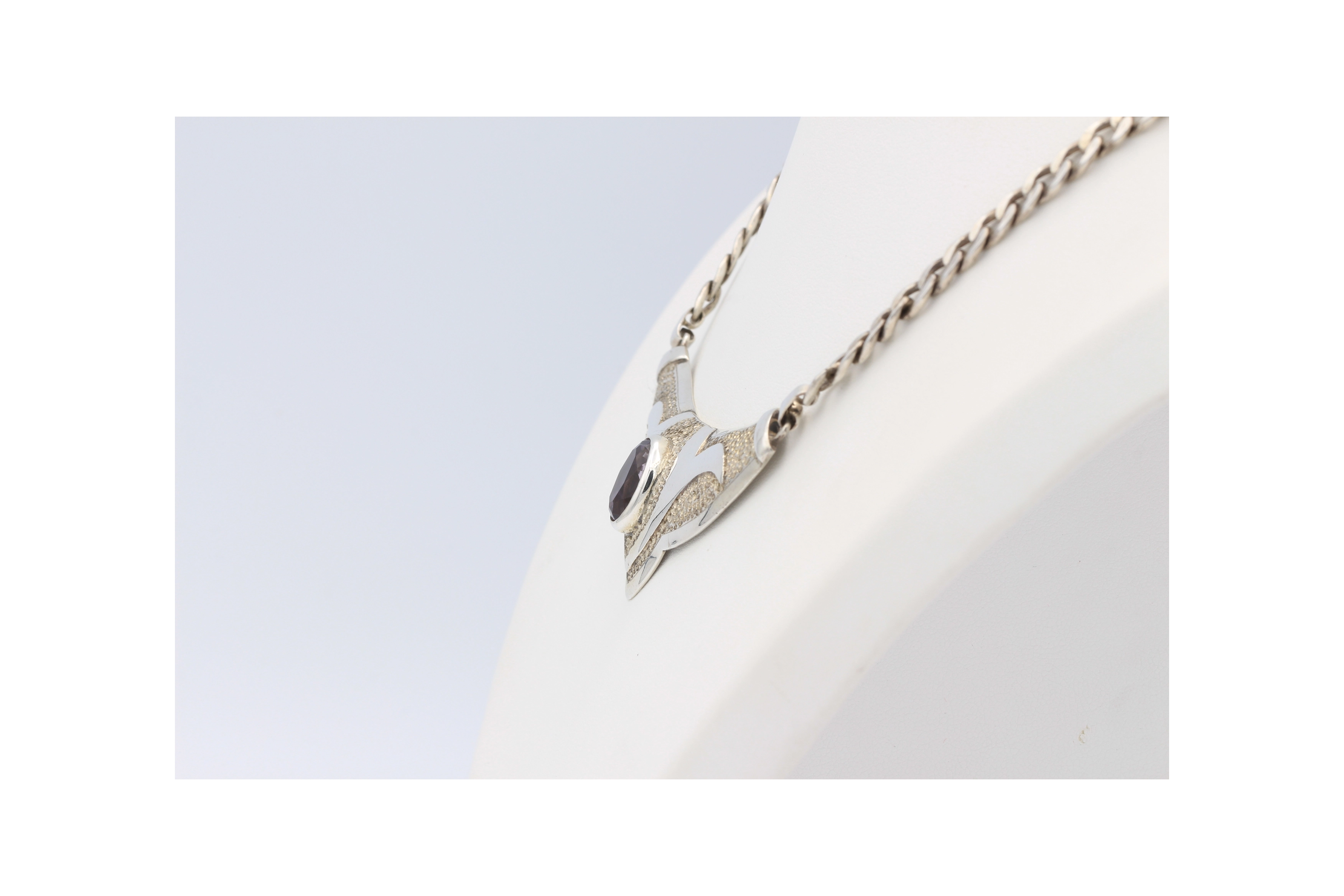 Collier contemporain en argent 925, serti d'une améthyste-The Vintage Workshop