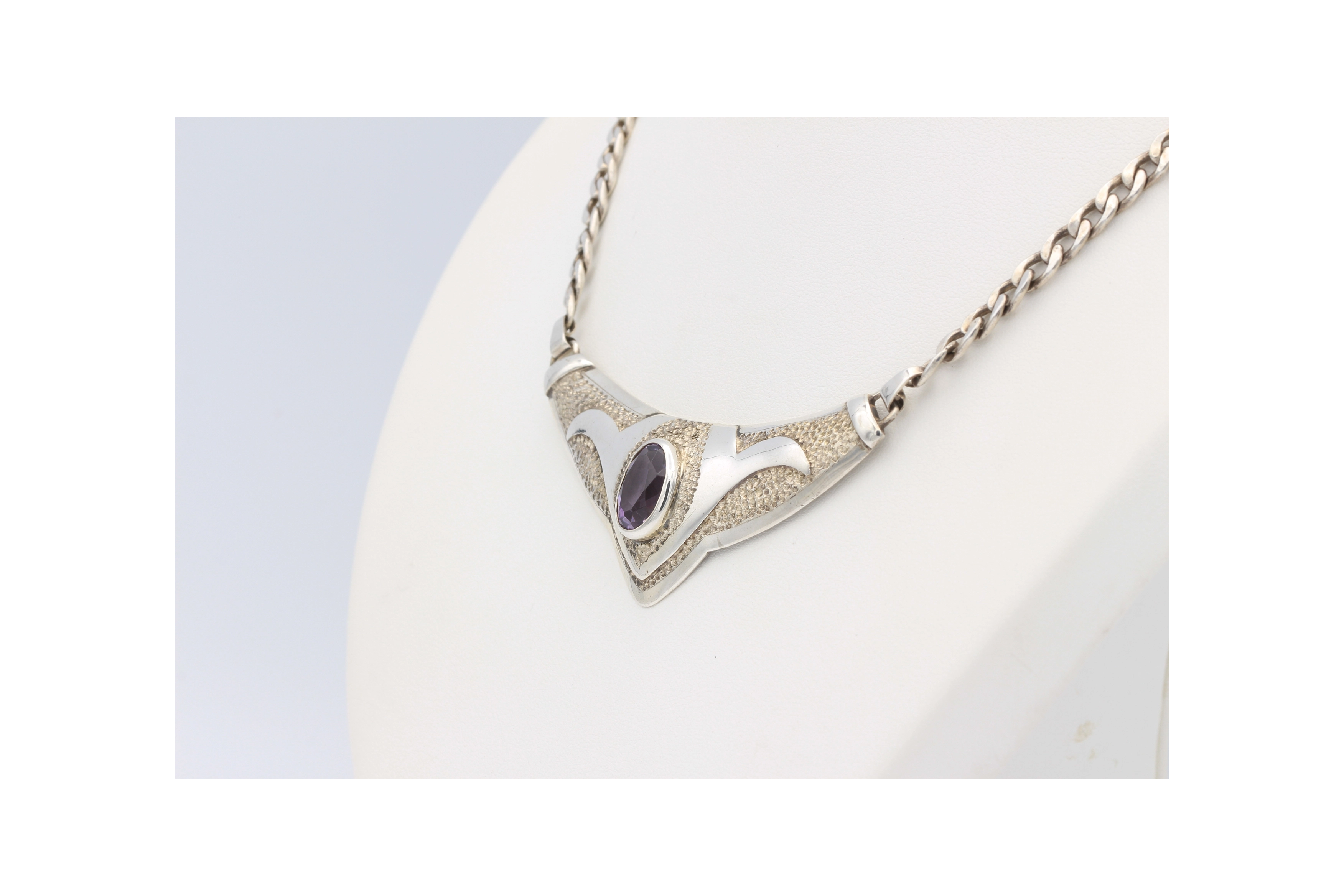Collier contemporain en argent 925, serti d'une améthyste-The Vintage Workshop