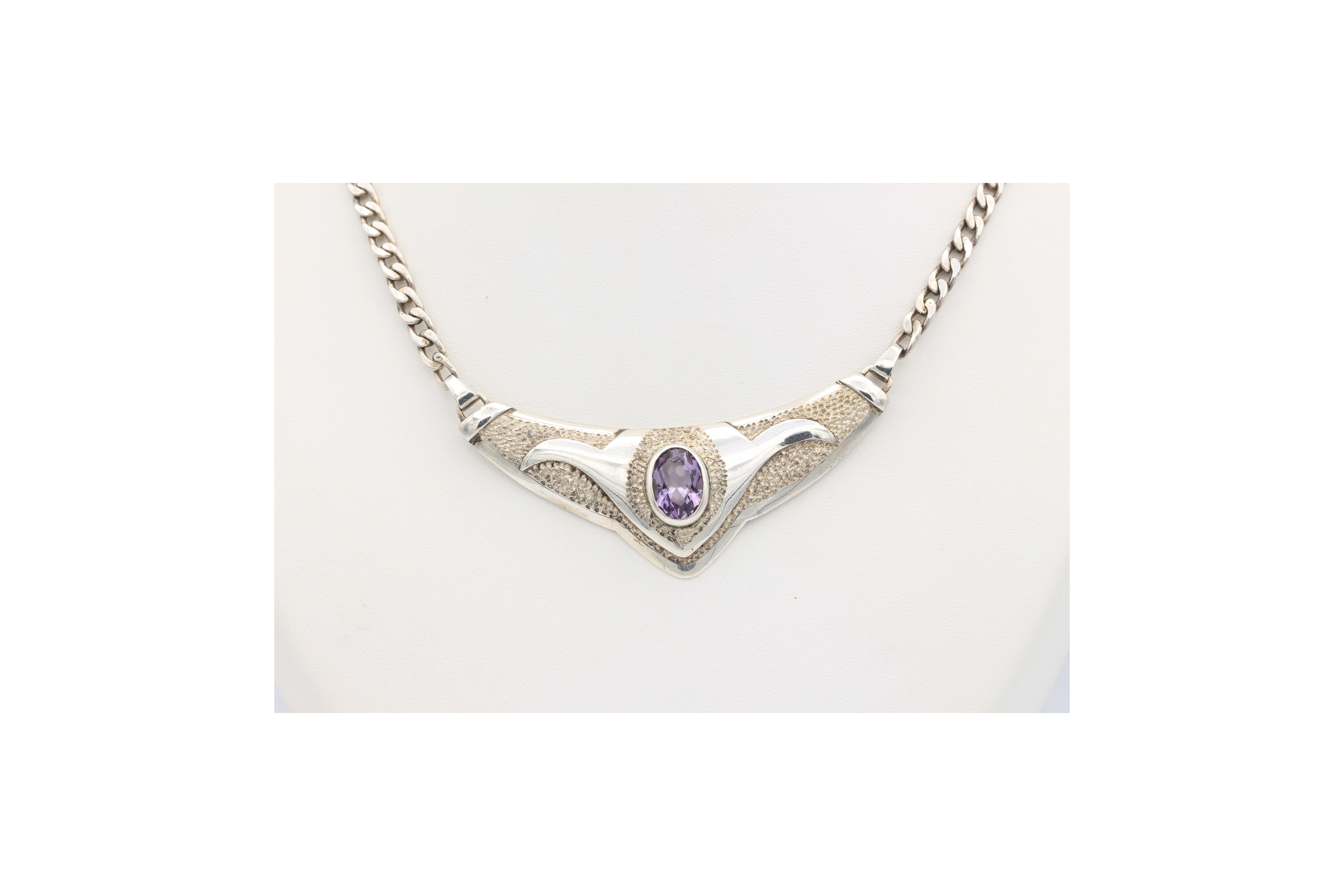 Collier contemporain en argent 925, serti d'une améthyste-The Vintage Workshop