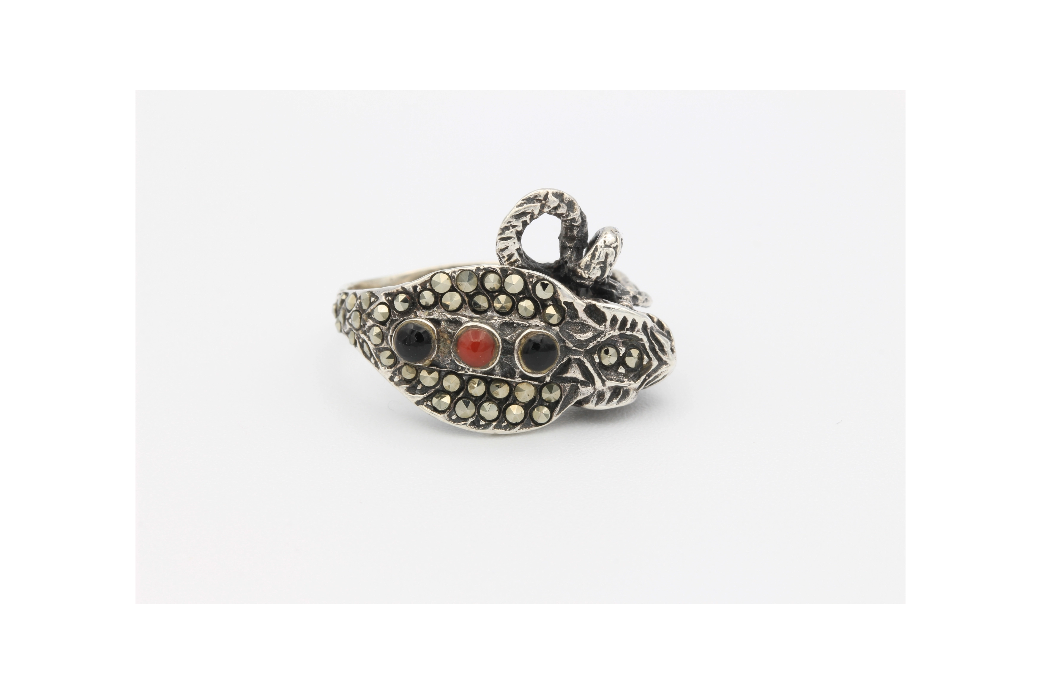 Bague contemporaine en argent 925, sertie d'une cornaline, d'onyx et de marcassites-The Vintage Workshop