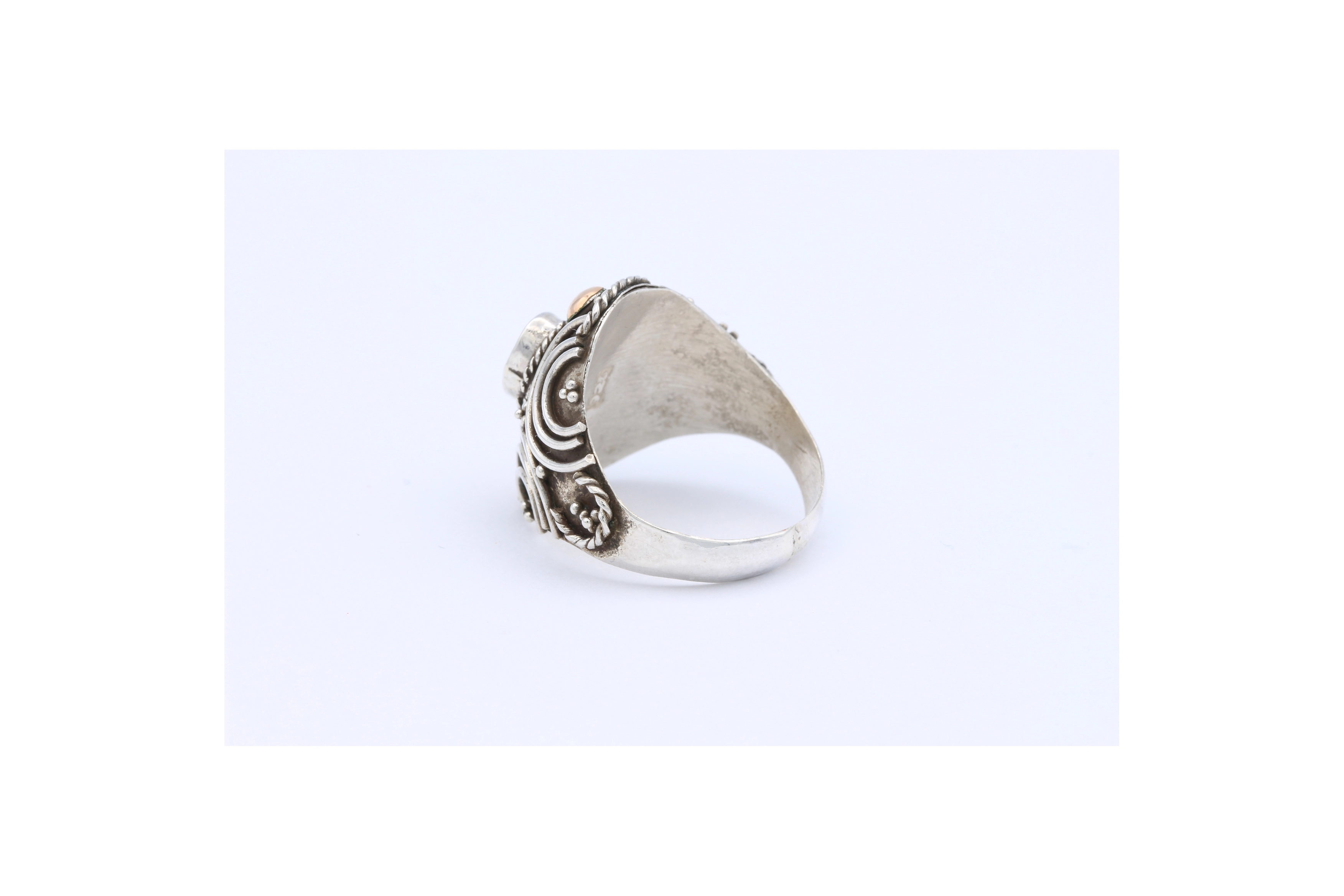 Bague contemporaine en argent 925, sertie d'une améthyste-The Vintage Workshop