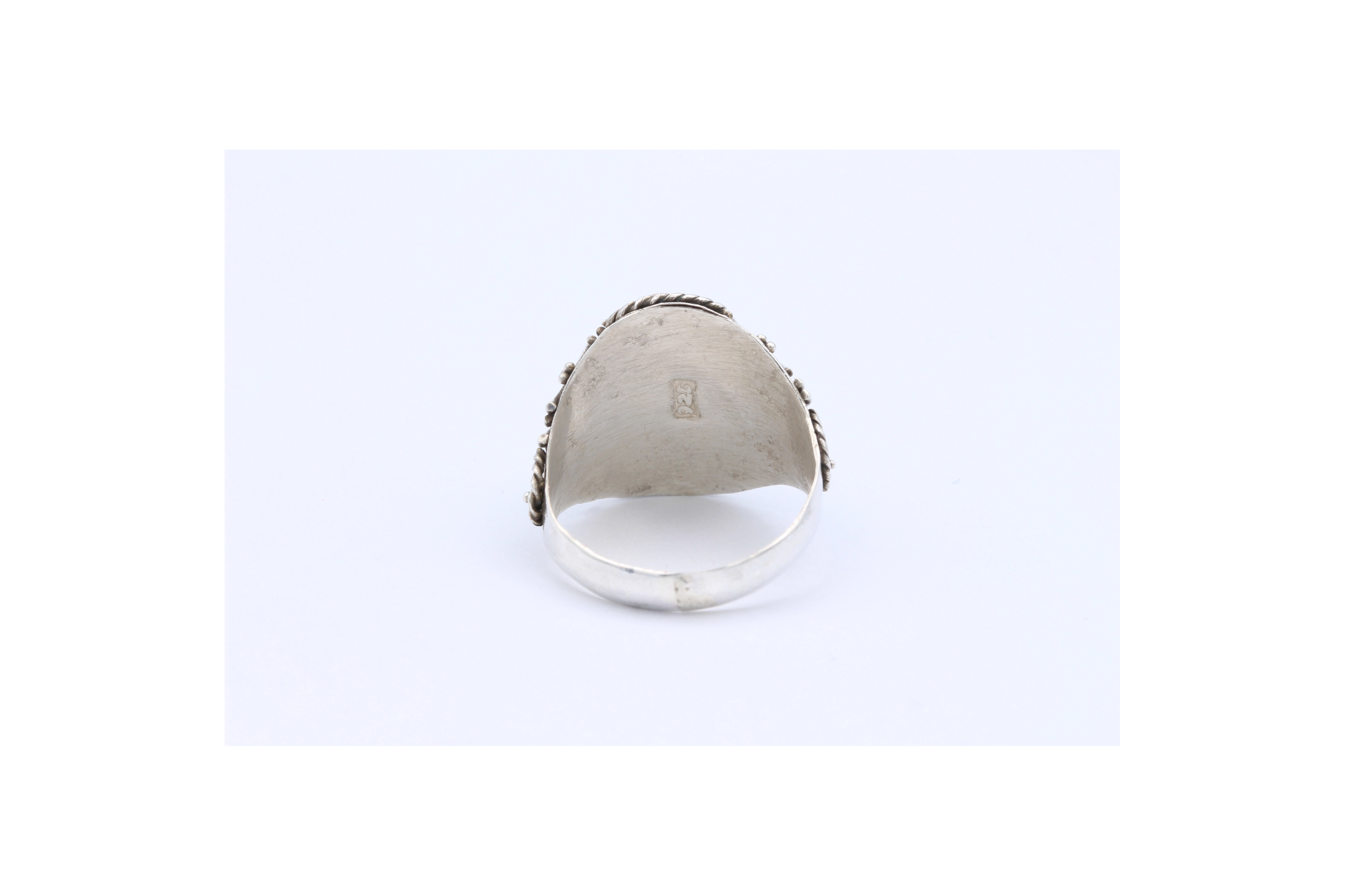 Bague contemporaine en argent 925, sertie d'une améthyste-The Vintage Workshop