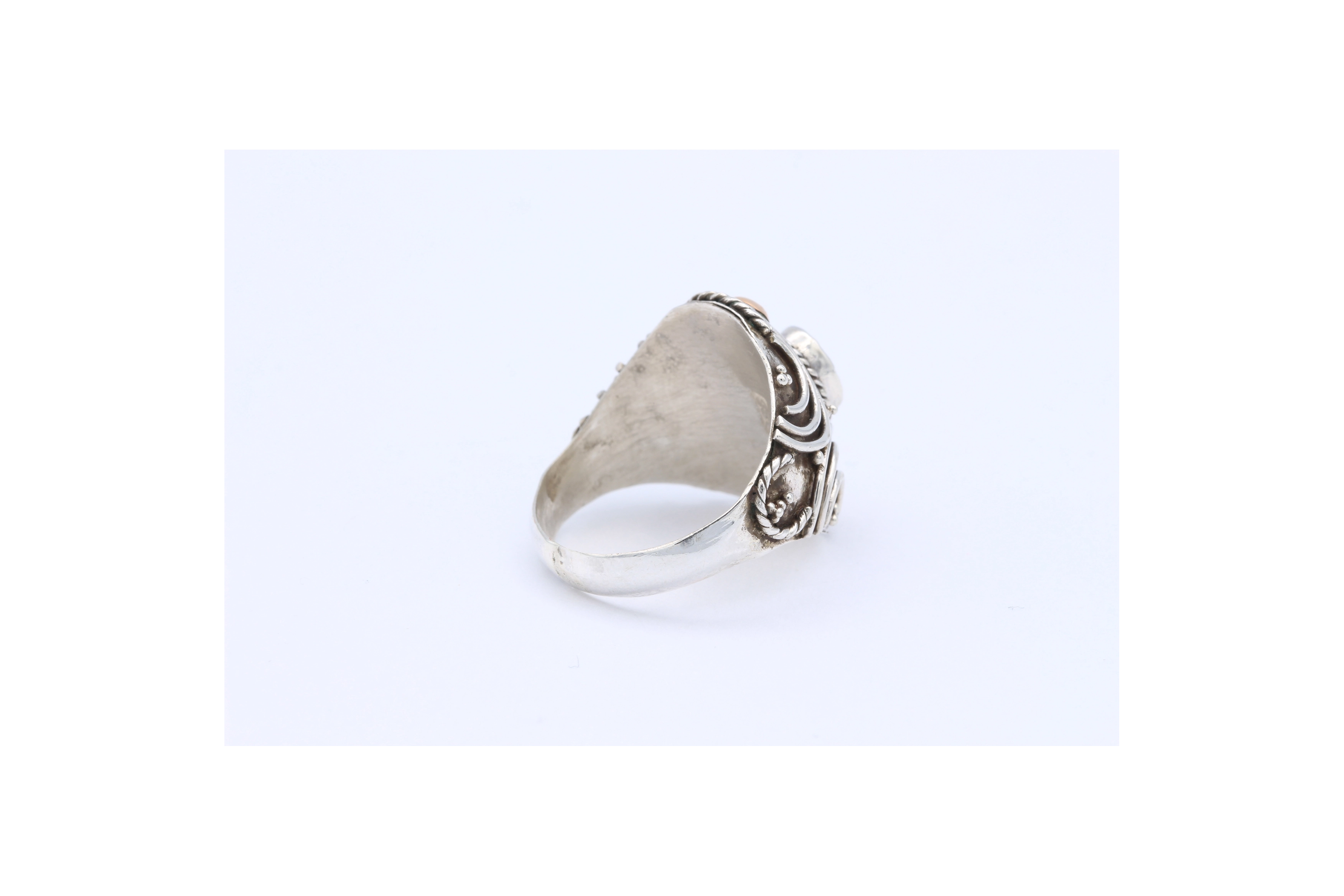 Bague contemporaine en argent 925, sertie d'une améthyste-The Vintage Workshop