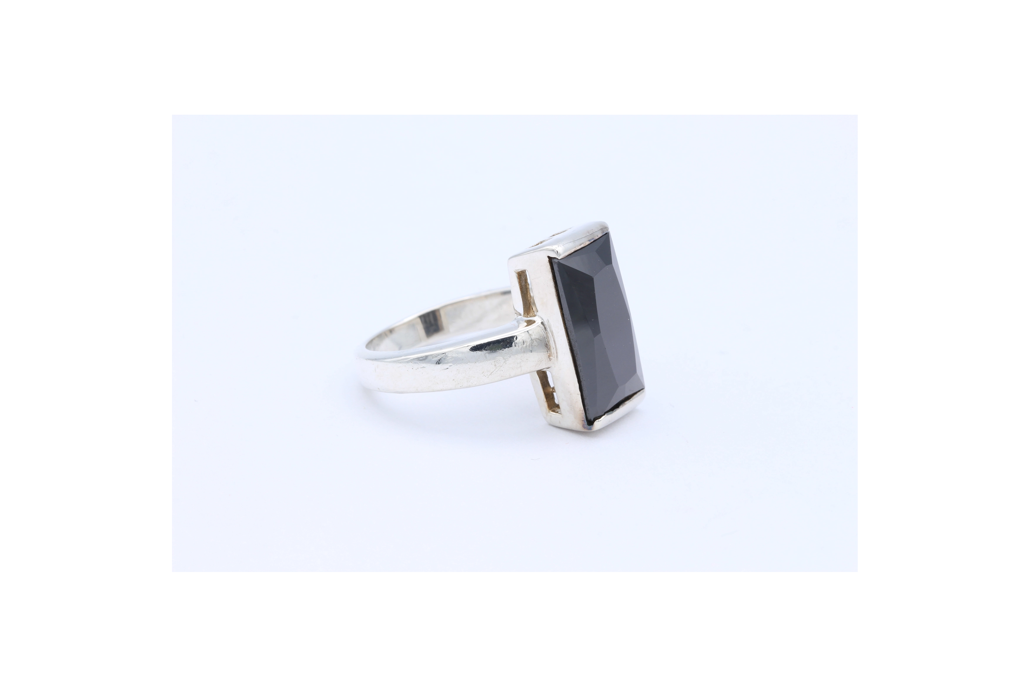 Bague contemporaine en argent 925, sertie d'onyx-The Vintage Workshop