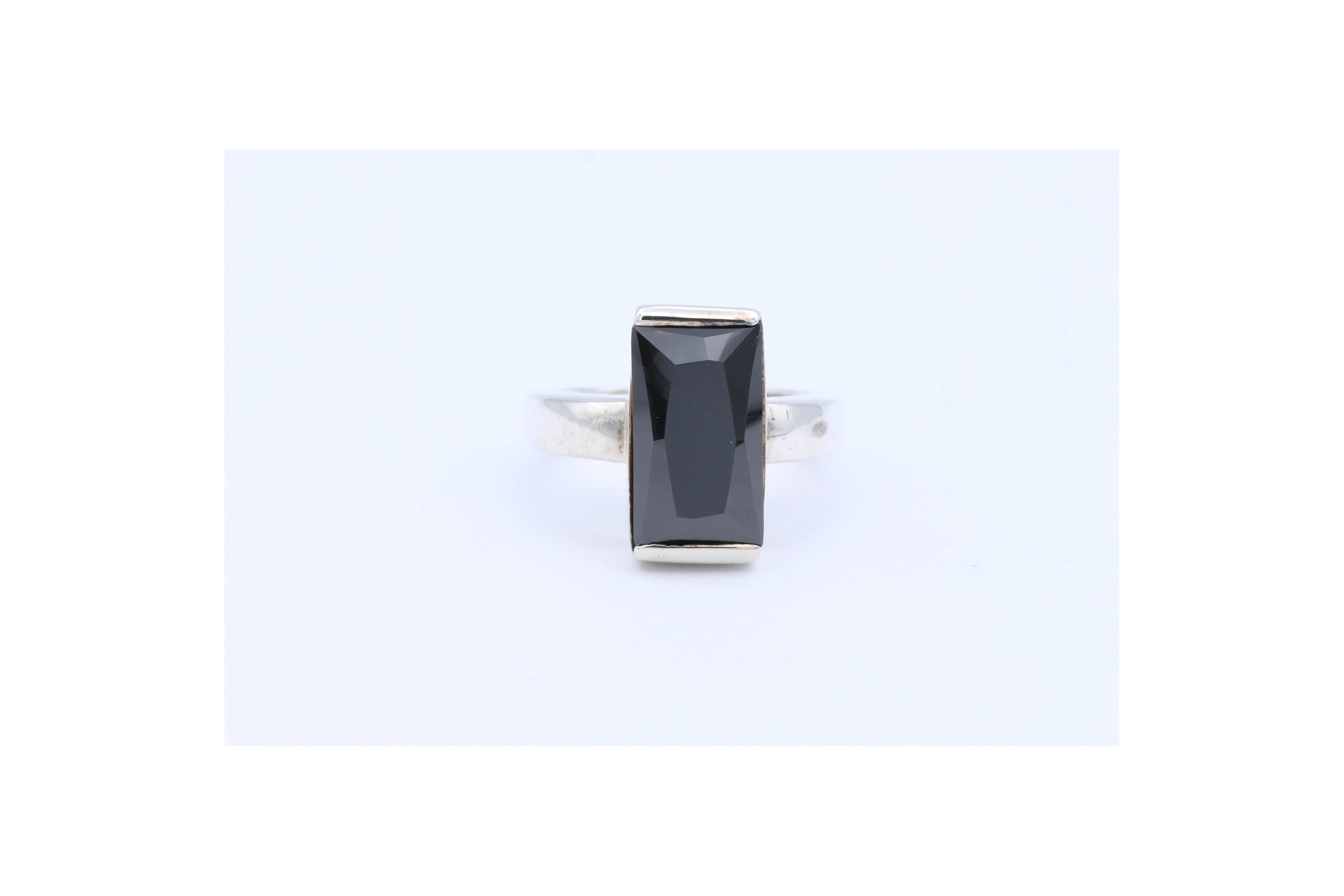 Bague contemporaine en argent 925, sertie d'onyx-The Vintage Workshop