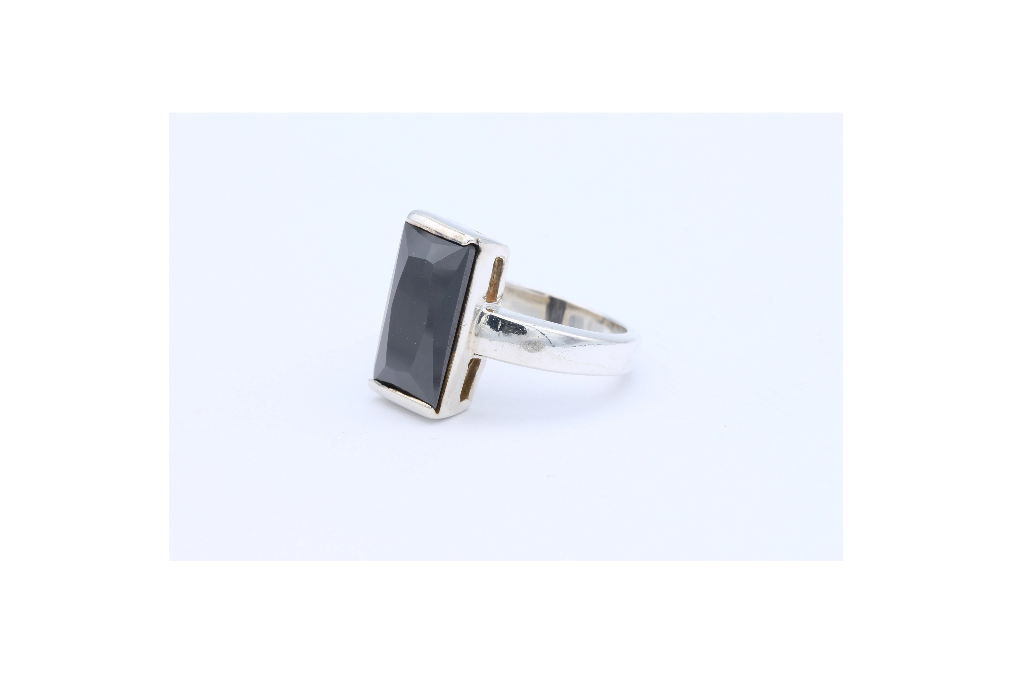 Bague contemporaine en argent 925, sertie d'onyx-The Vintage Workshop
