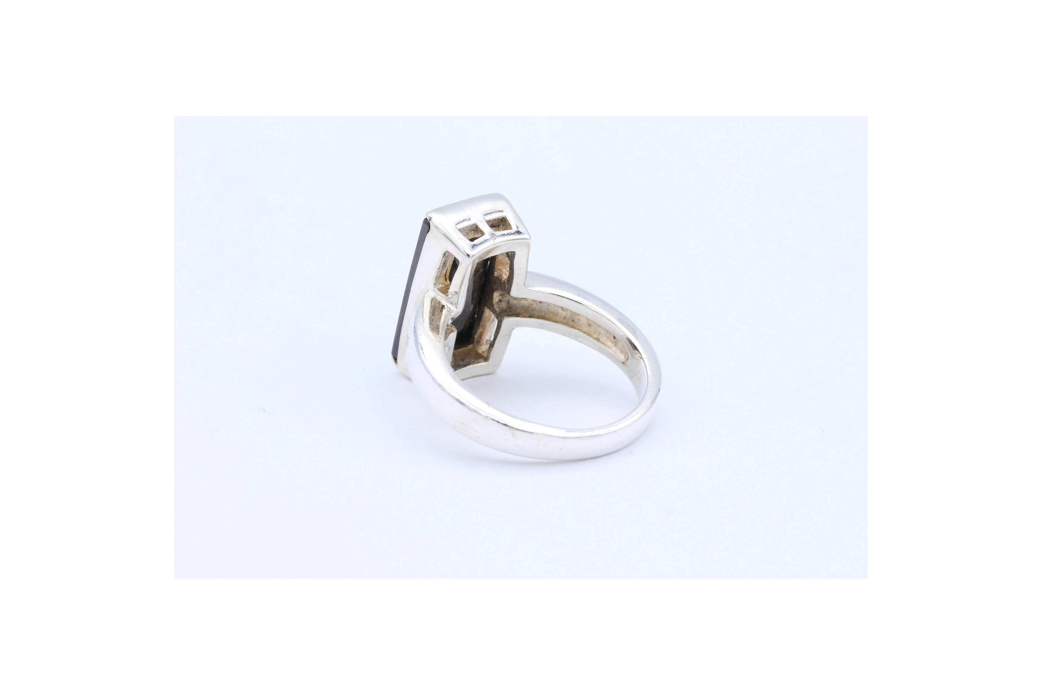 Bague contemporaine en argent 925, sertie d'onyx-The Vintage Workshop