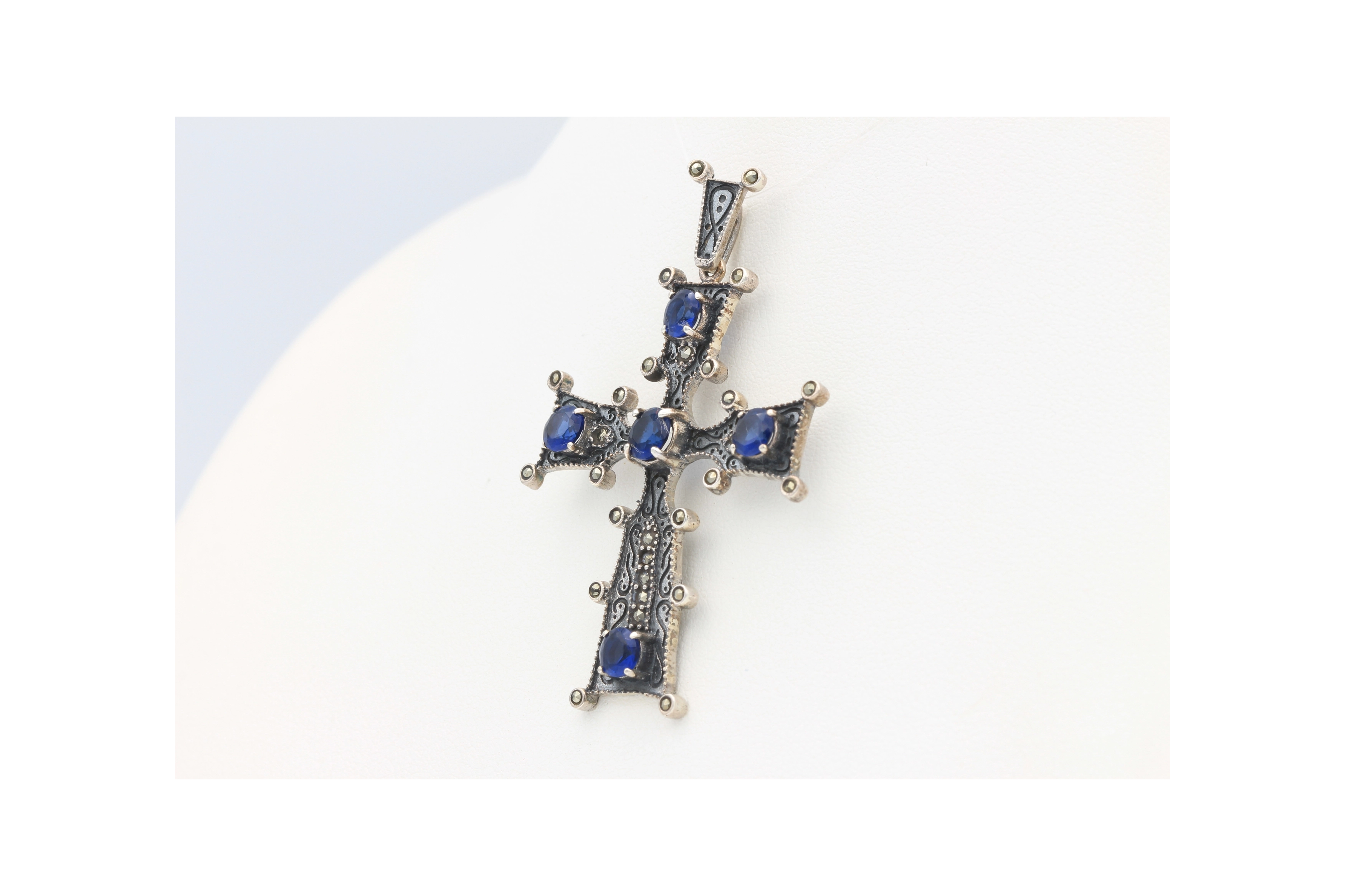 Pendentif contemporain en argent 925, au style Vintage, serti de zirconiums bleus-The Vintage Workshop