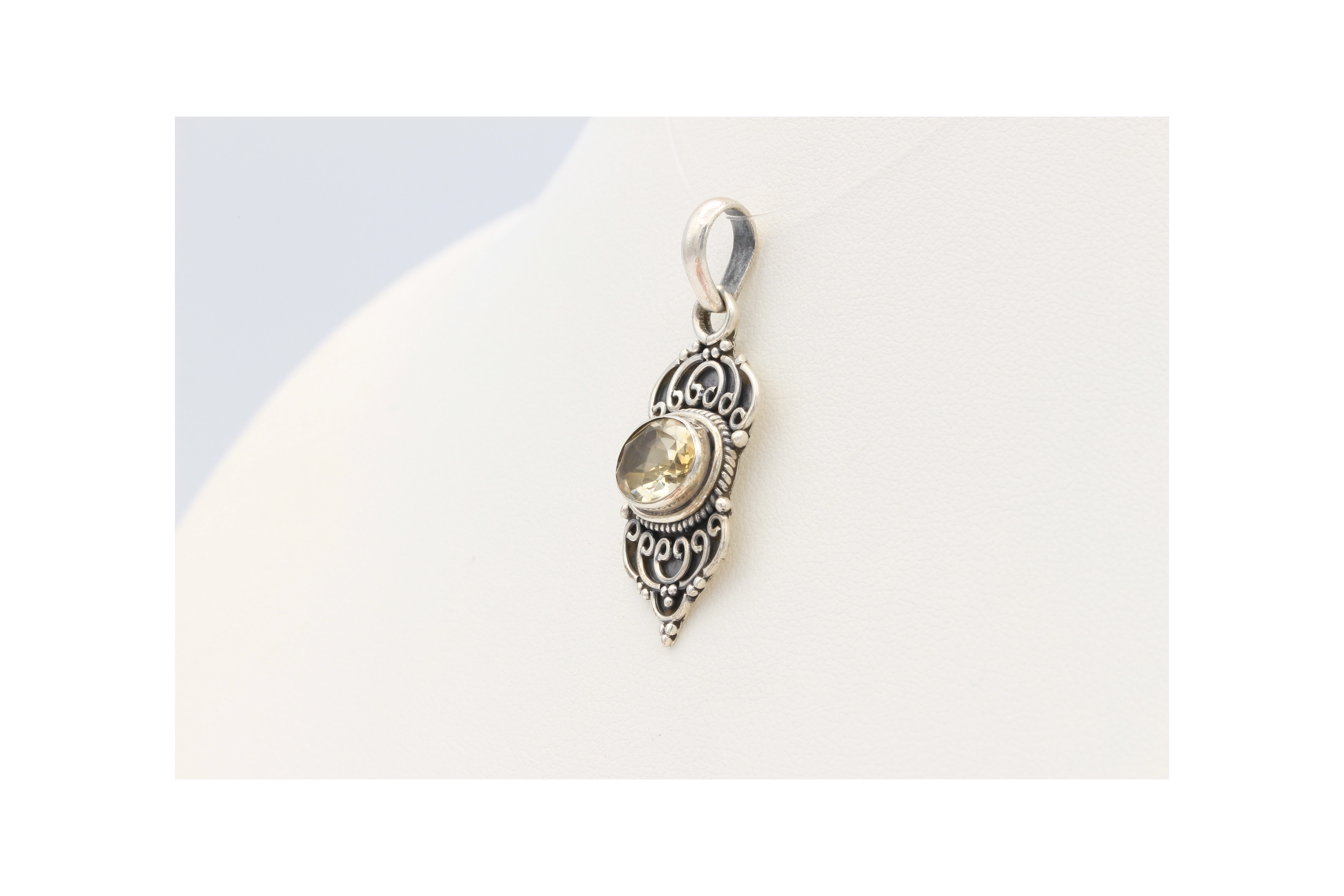 Pendentif contemporain en argent 925, serti d'une citrine-The Vintage Workshop