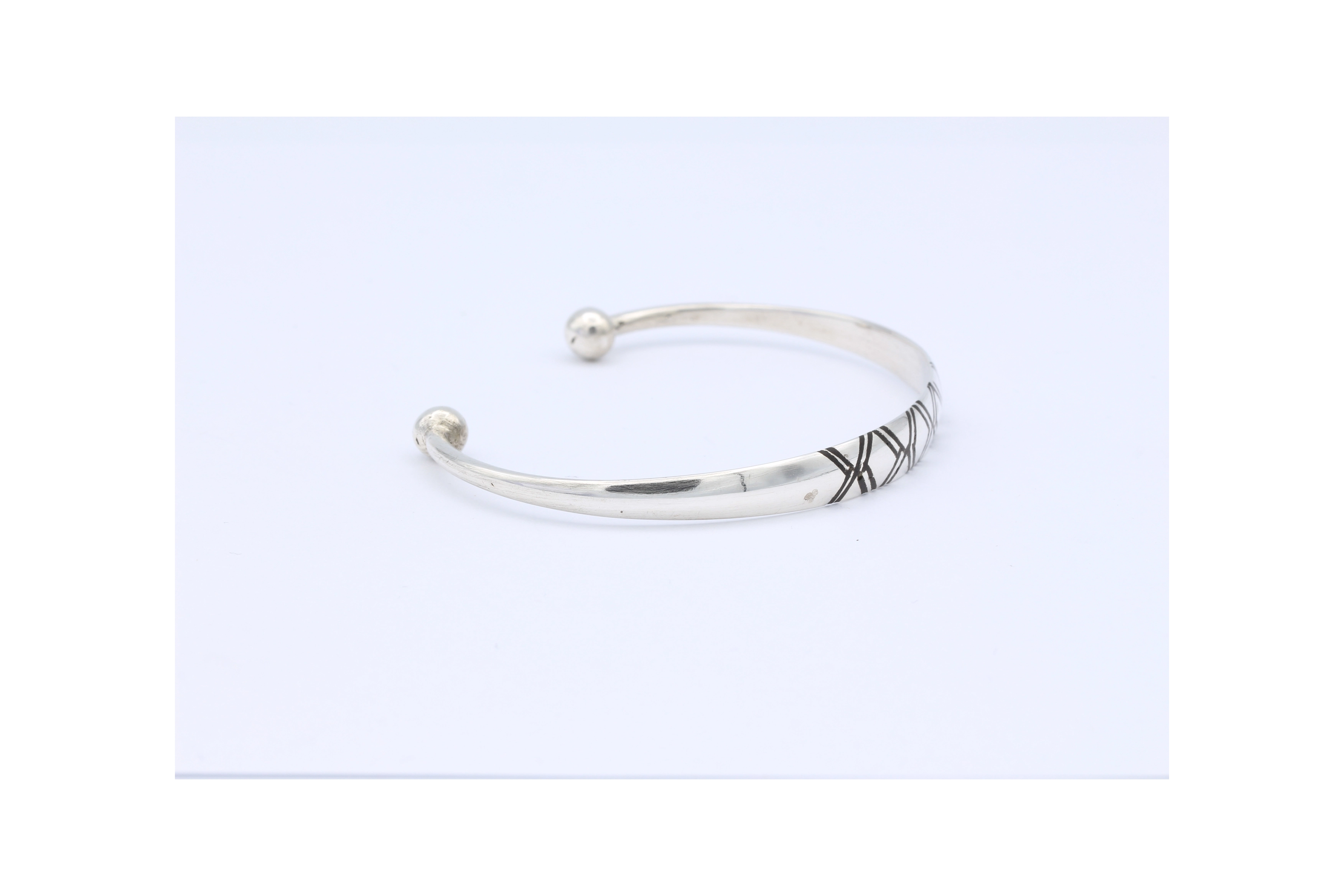 Bracelet Moyen Orient en argent type "esclave" ouvert-The Vintage Workshop