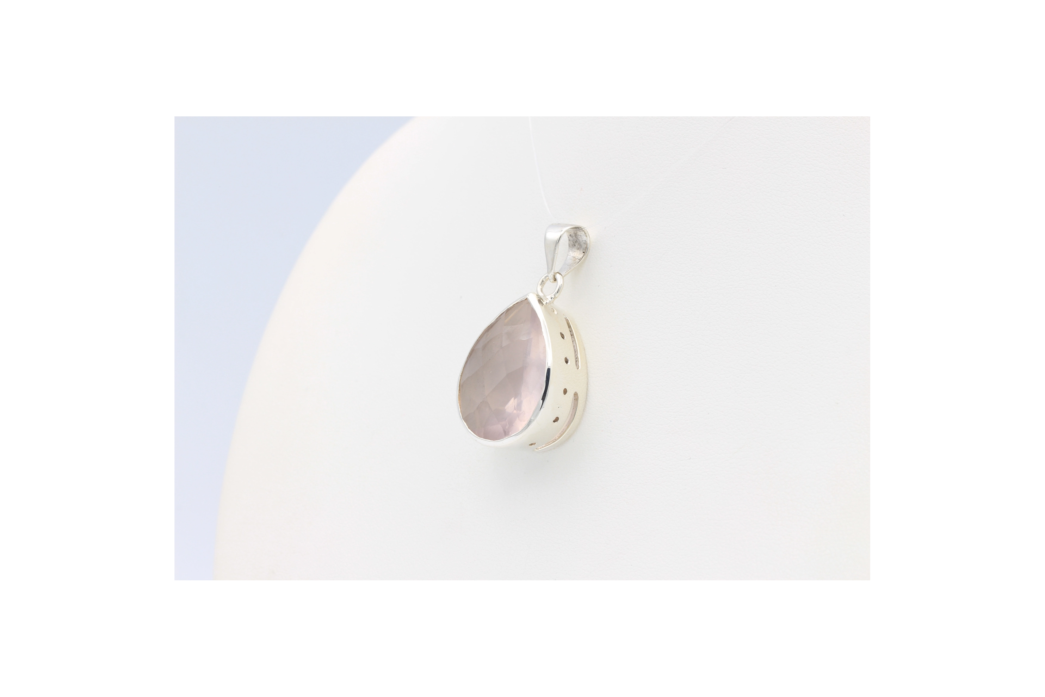 Pendentif contemporain en argent 925 et quartz rose-The Vintage Workshop