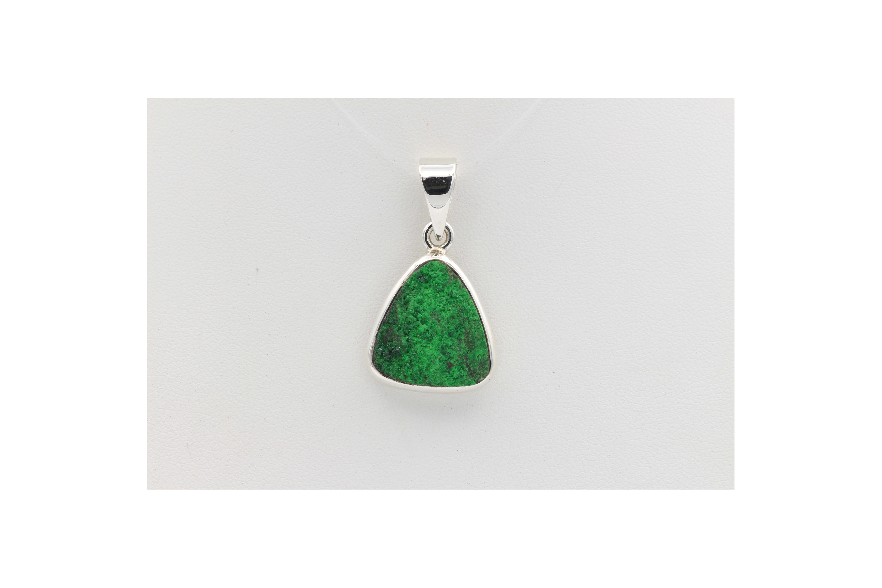 Pendentif contemporain en argent 925 et dioptase brute-The Vintage Workshop