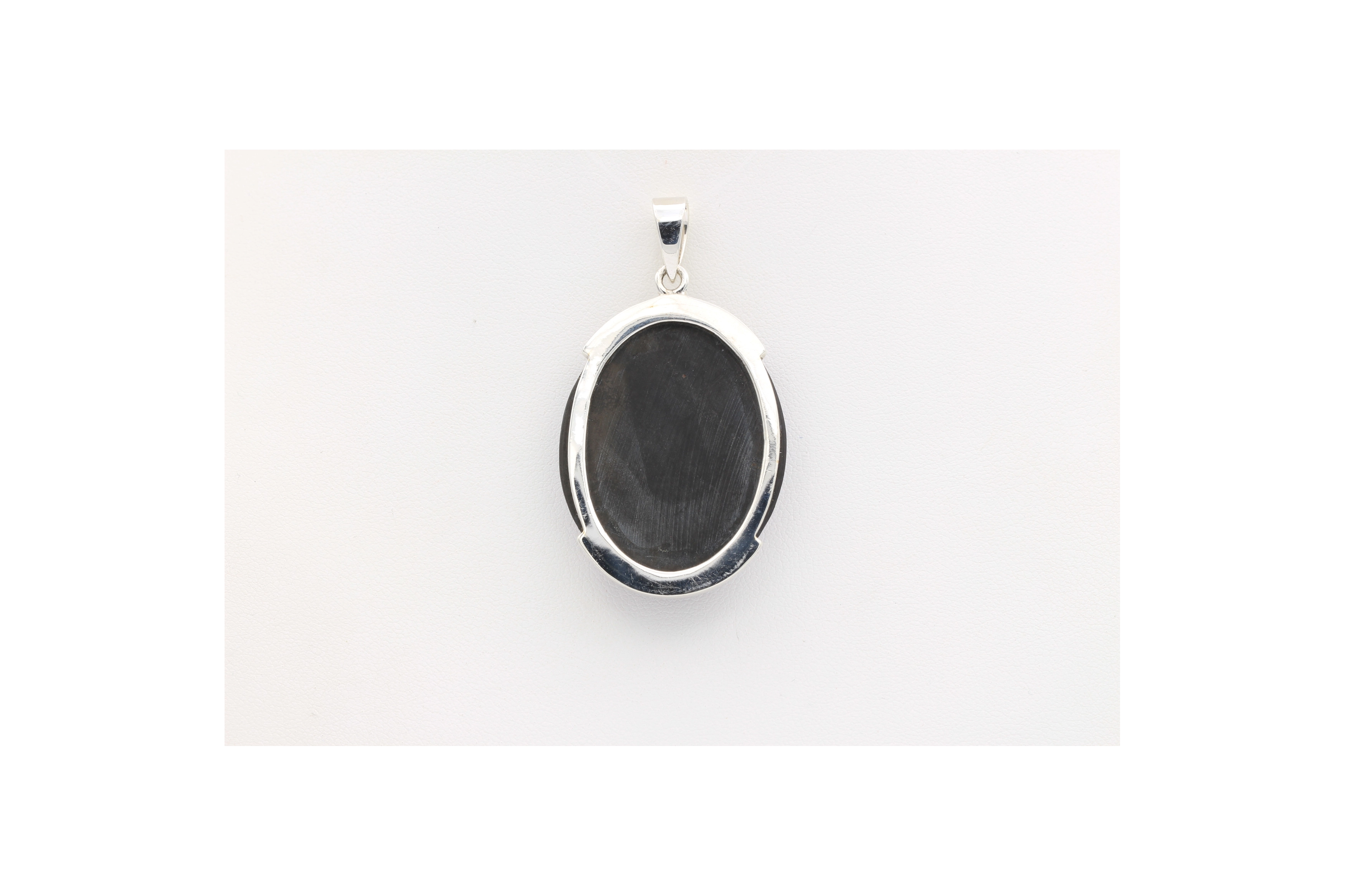 Pendentif contemporain en argent 925 et cabochon de charoïte-The Vintage Workshop