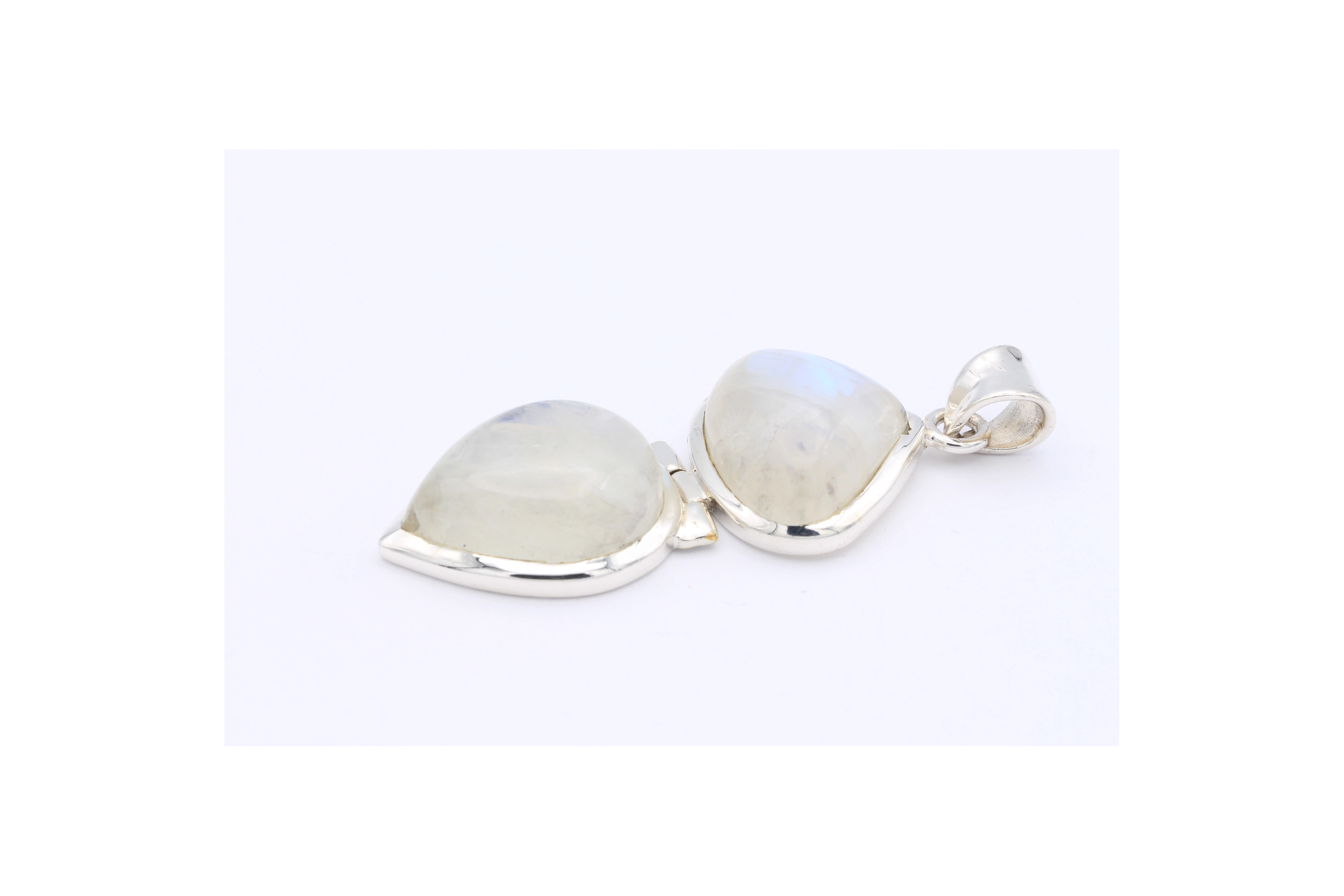 Pendentif contemporain en argent 925 serti de deux cabochons de labradorite blanche-The Vintage Workshop