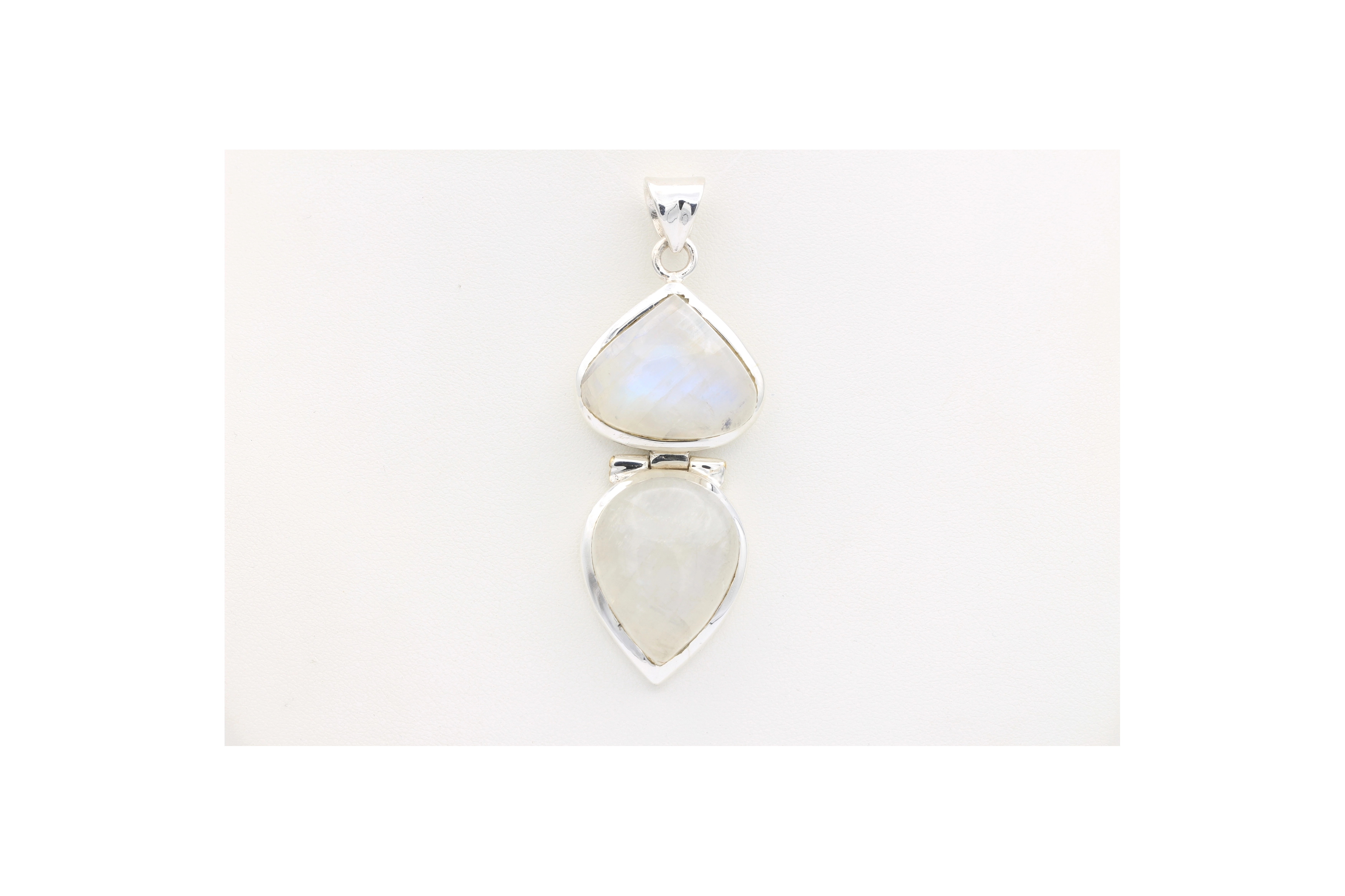 Pendentif contemporain en argent 925 serti de deux cabochons de labradorite blanche-The Vintage Workshop