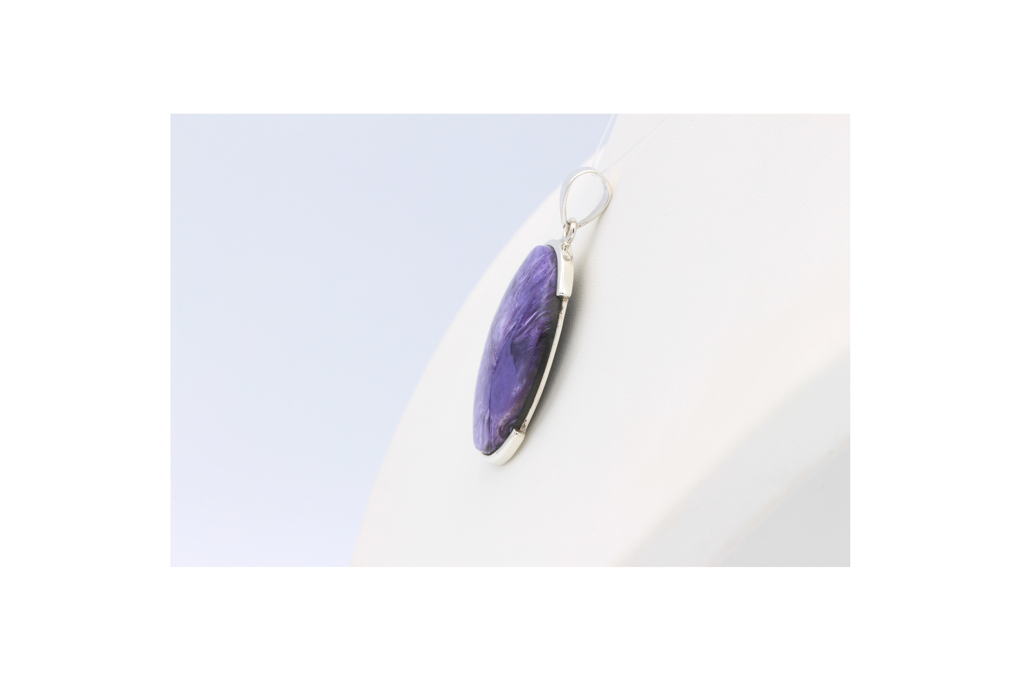 Pendentif contemporain en argent 925 et cabochon de charoïte-The Vintage Workshop