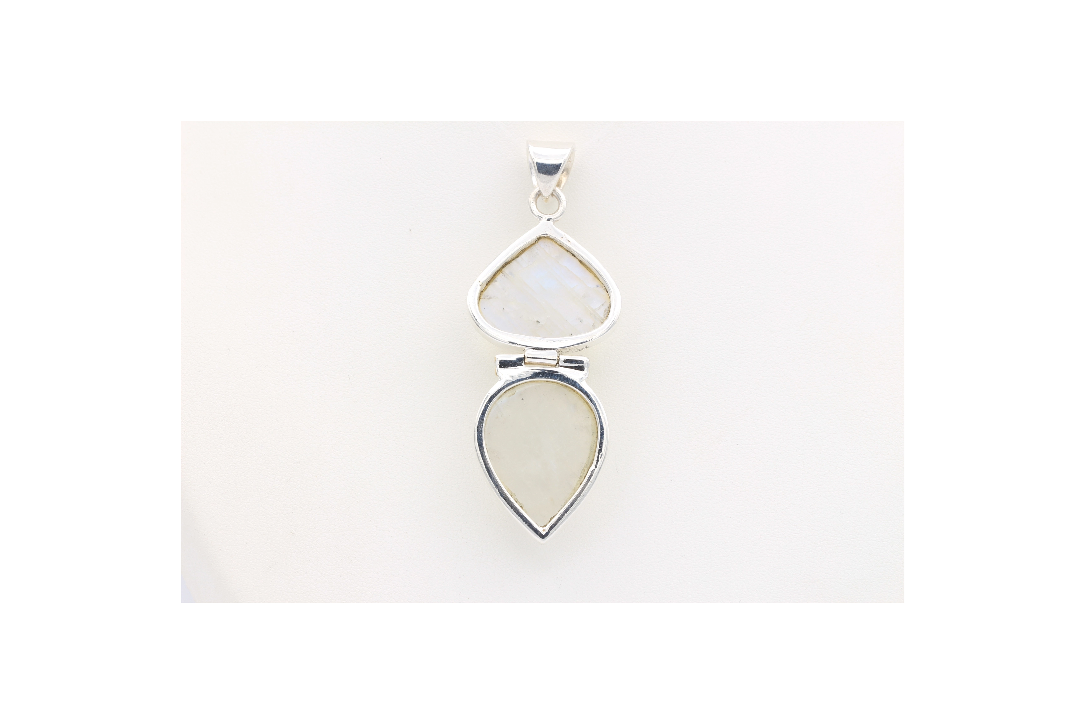 Pendentif contemporain en argent 925 serti de deux cabochons de labradorite blanche-The Vintage Workshop
