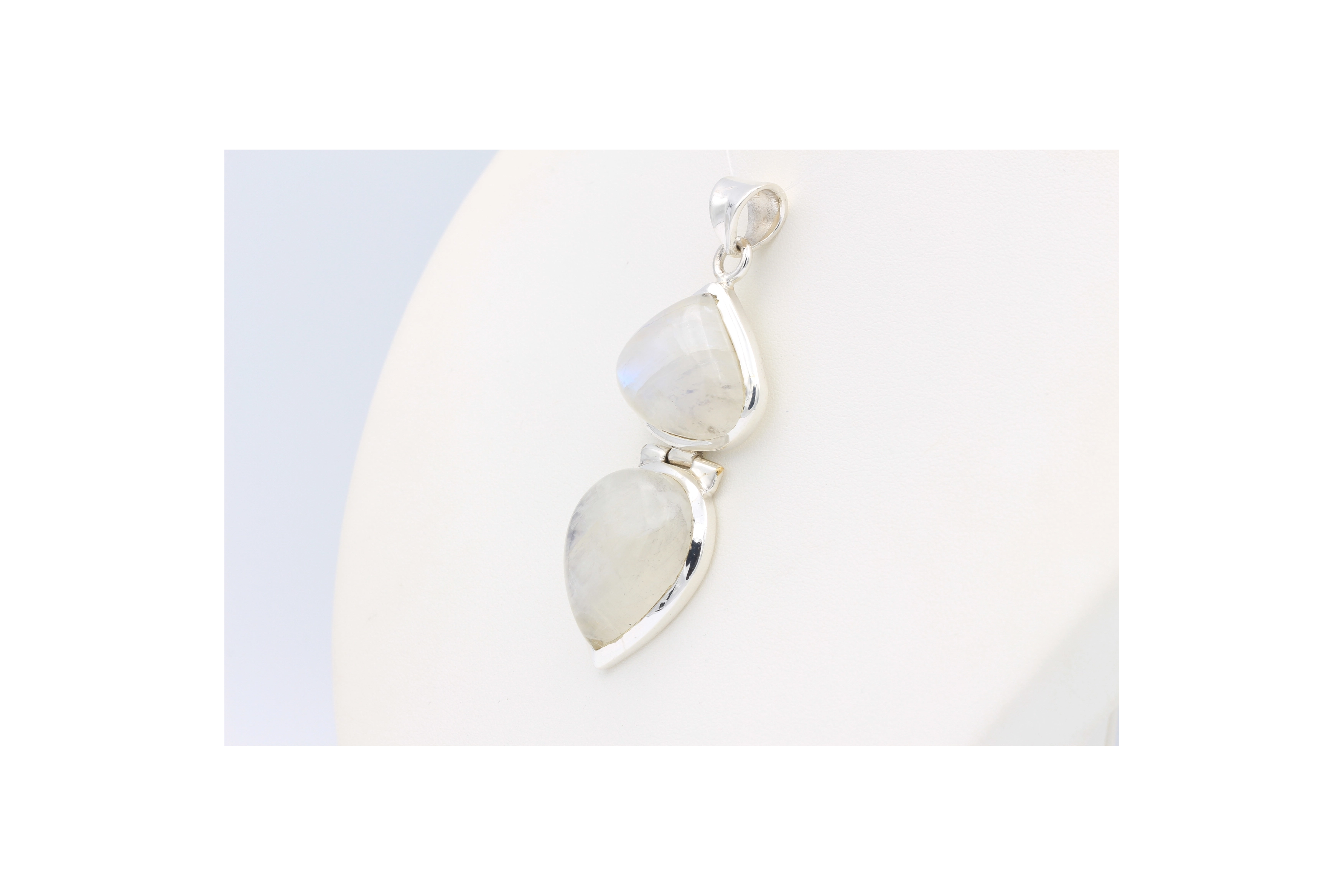 Pendentif contemporain en argent 925 serti de deux cabochons de labradorite blanche-The Vintage Workshop
