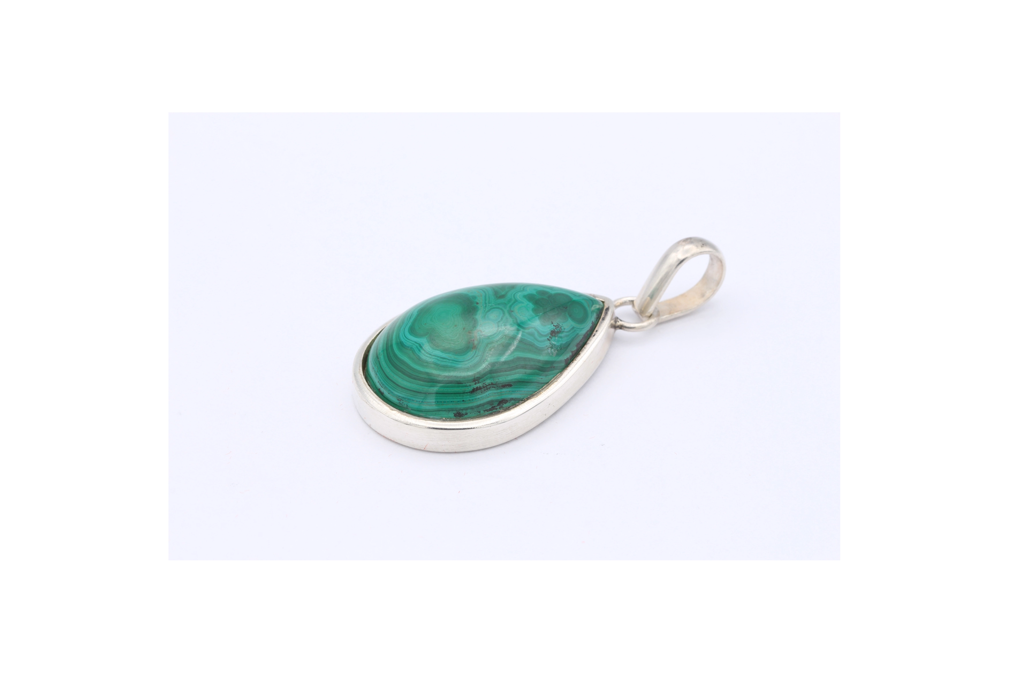 Pendentif moderne en argent 925 serti d'un cabochon de malachite-The Vintage Workshop