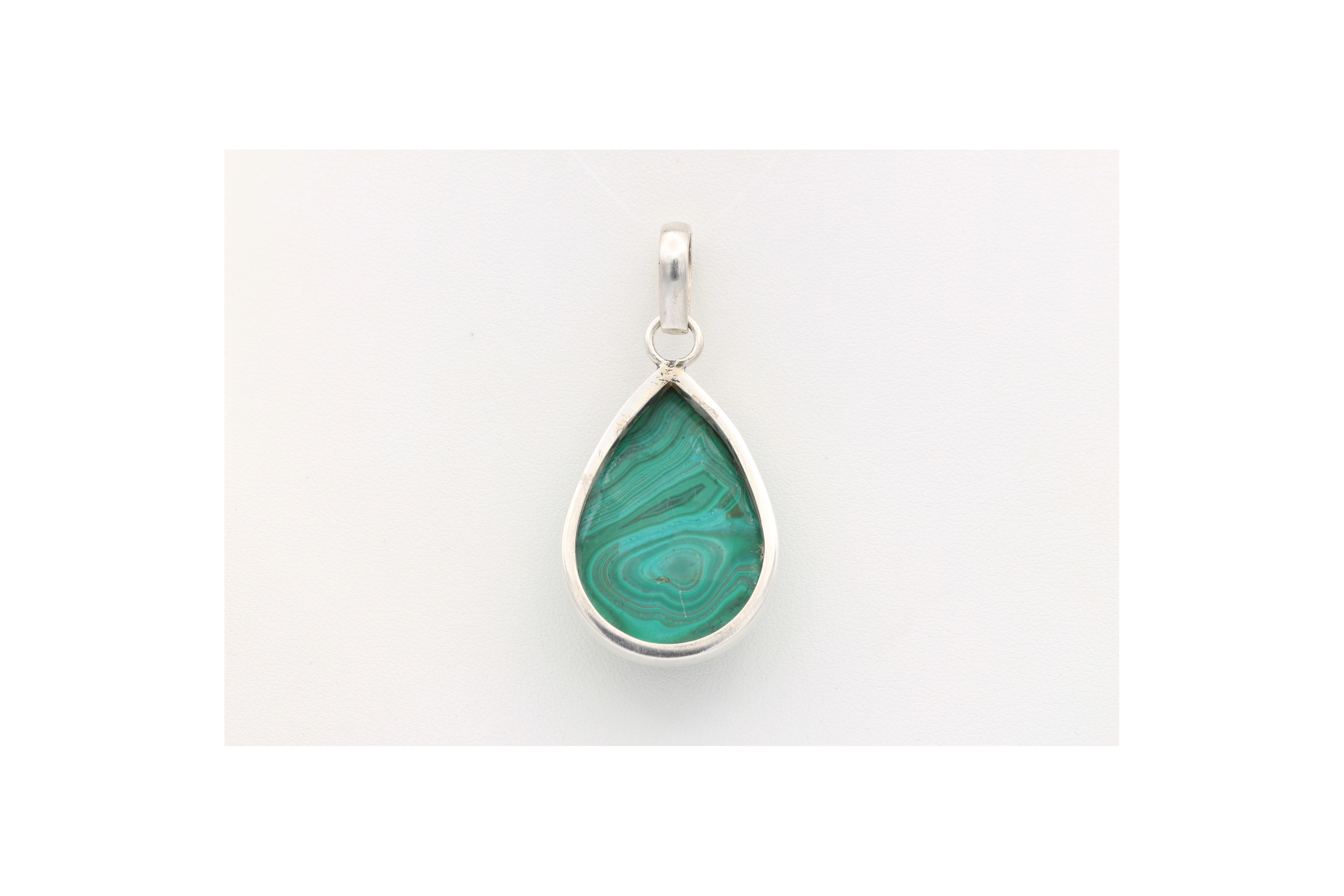 Pendentif moderne en argent 925 serti d'un cabochon de malachite-The Vintage Workshop