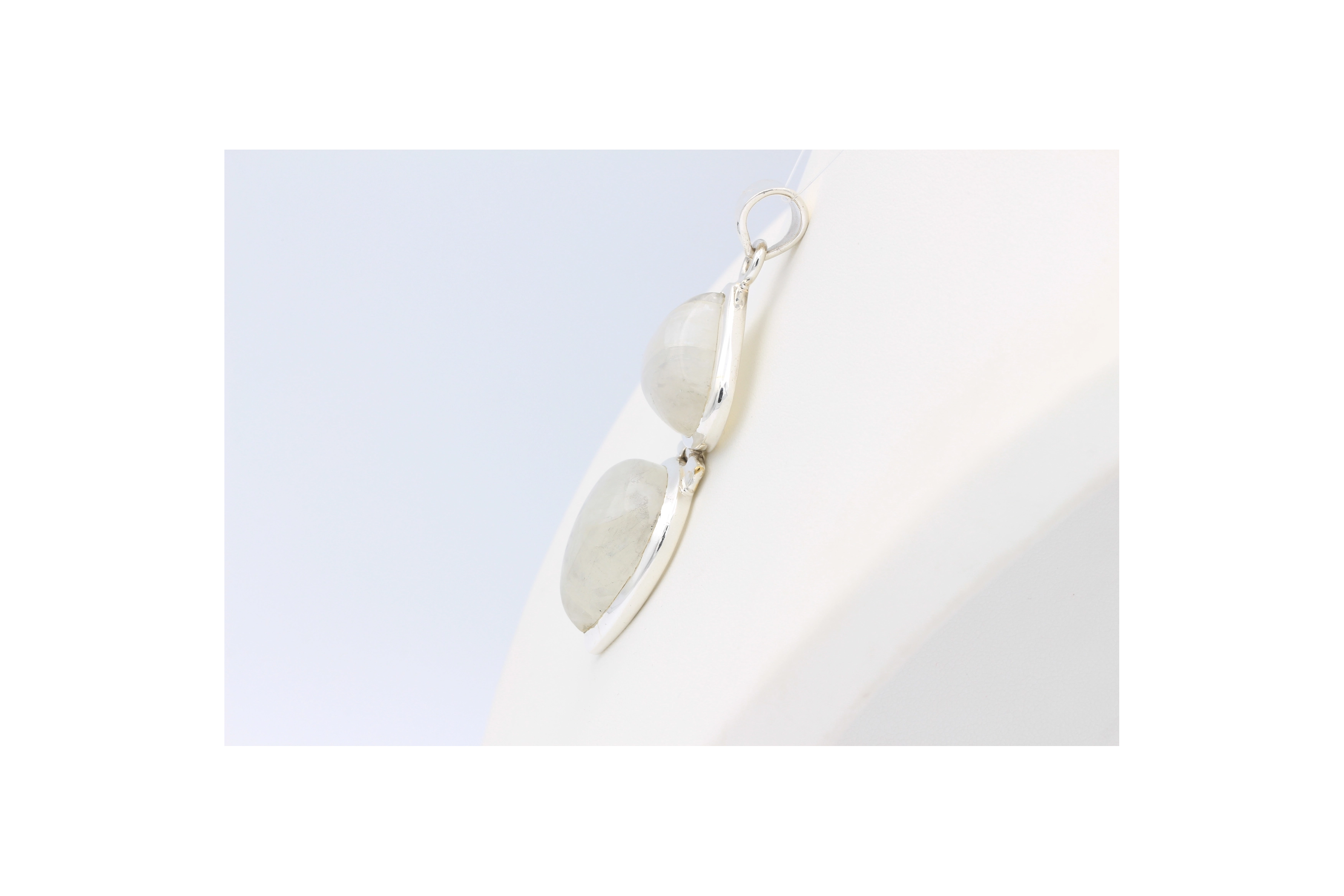 Pendentif contemporain en argent 925 serti de deux cabochons de labradorite blanche-The Vintage Workshop