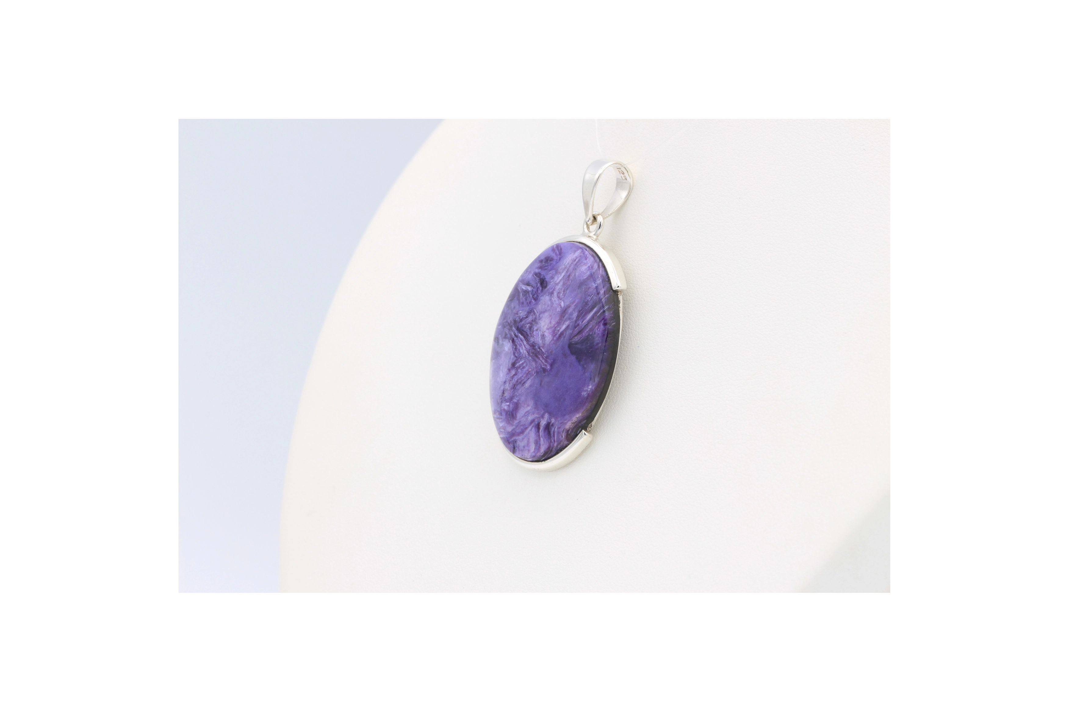 Pendentif contemporain en argent 925 et cabochon de charoïte-The Vintage Workshop