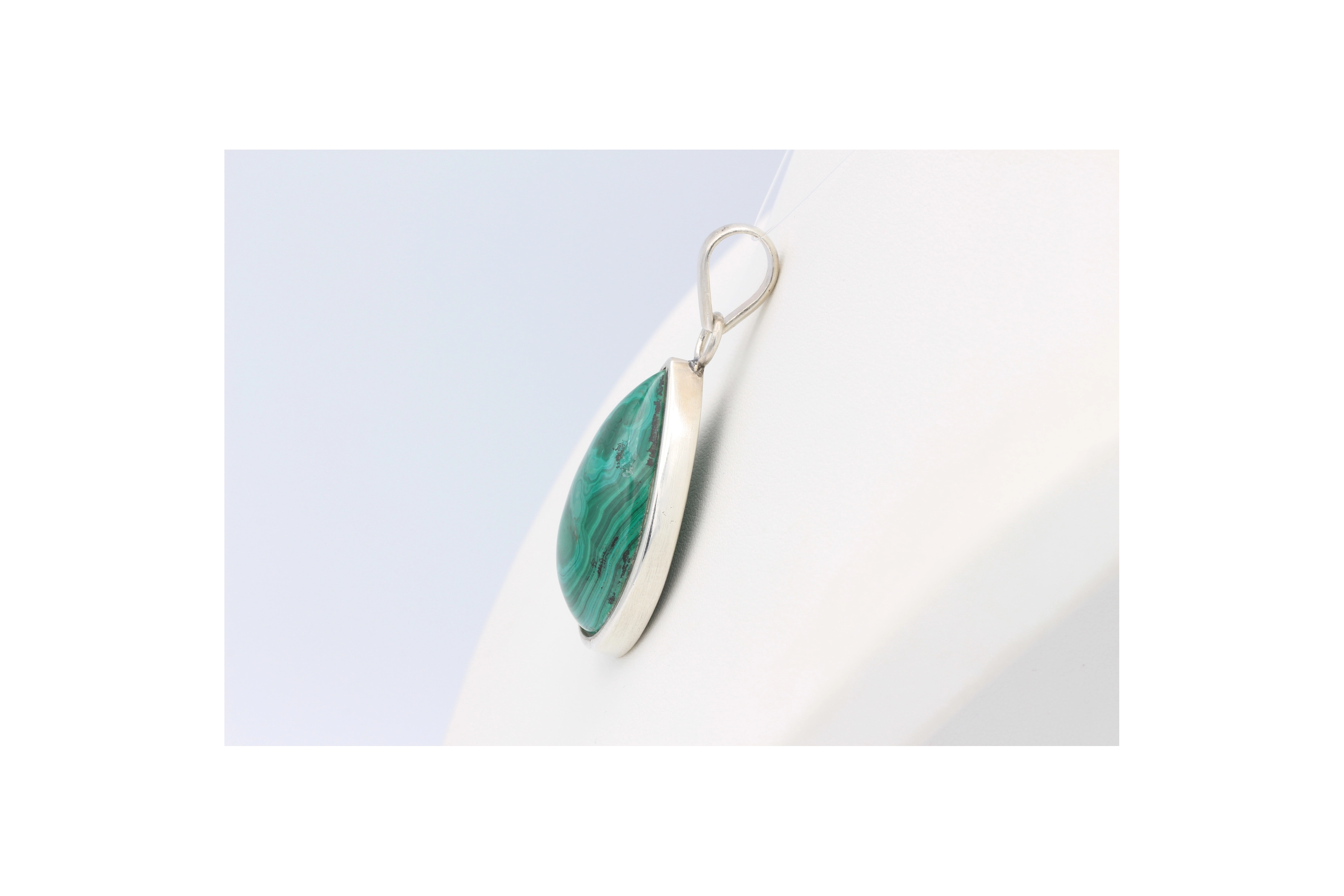Pendentif moderne en argent 925 serti d'un cabochon de malachite-The Vintage Workshop