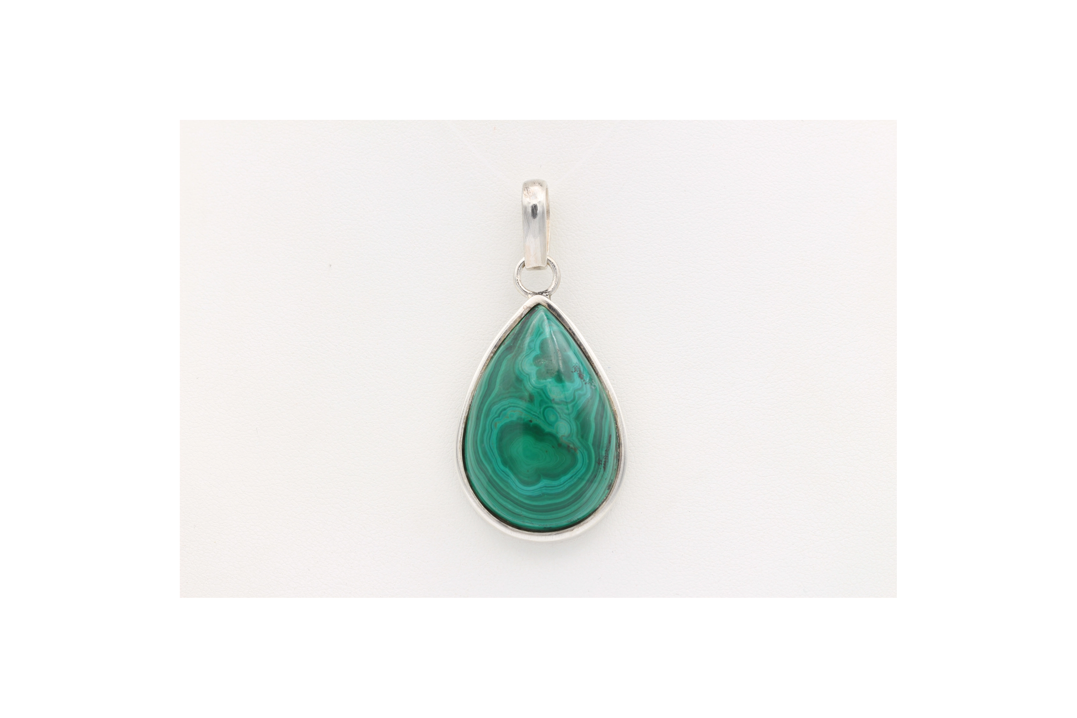 Pendentif moderne en argent 925 serti d'un cabochon de malachite-The Vintage Workshop