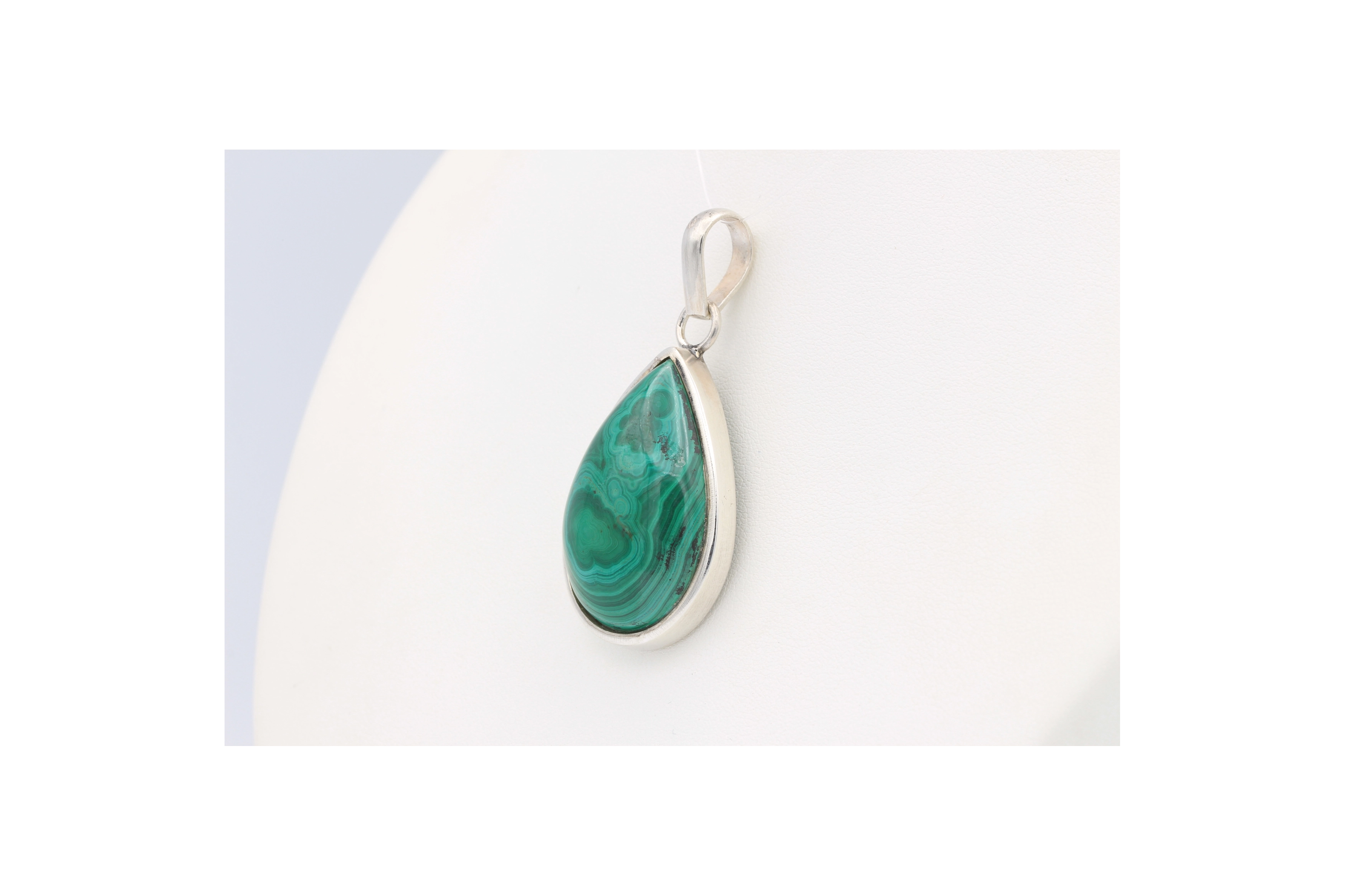 Pendentif moderne en argent 925 serti d'un cabochon de malachite-The Vintage Workshop