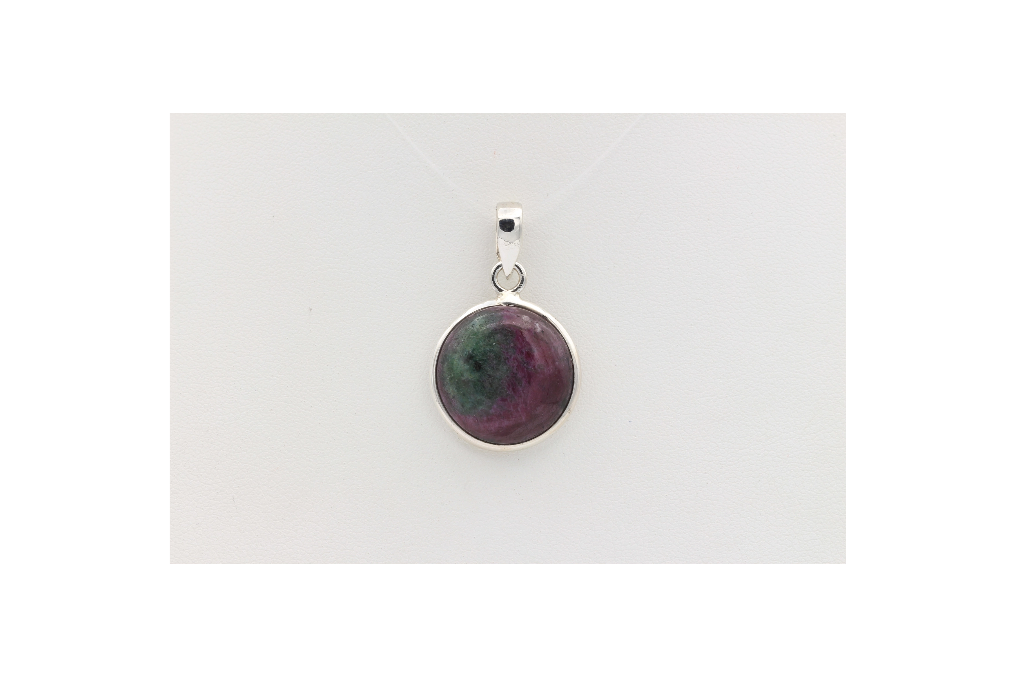 Pendentif contemporain en argent 925 serti d'un cabochon de rubis sur zoïsite-The Vintage Workshop