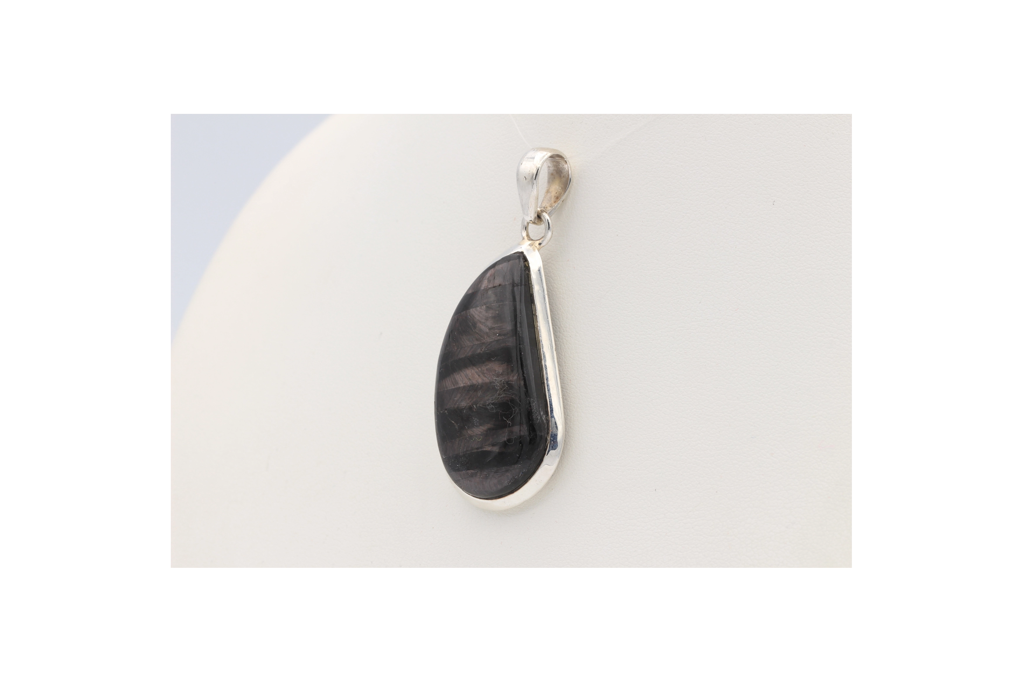 Pendentif contemporain en argent 925 et œil de taureau-The Vintage Workshop