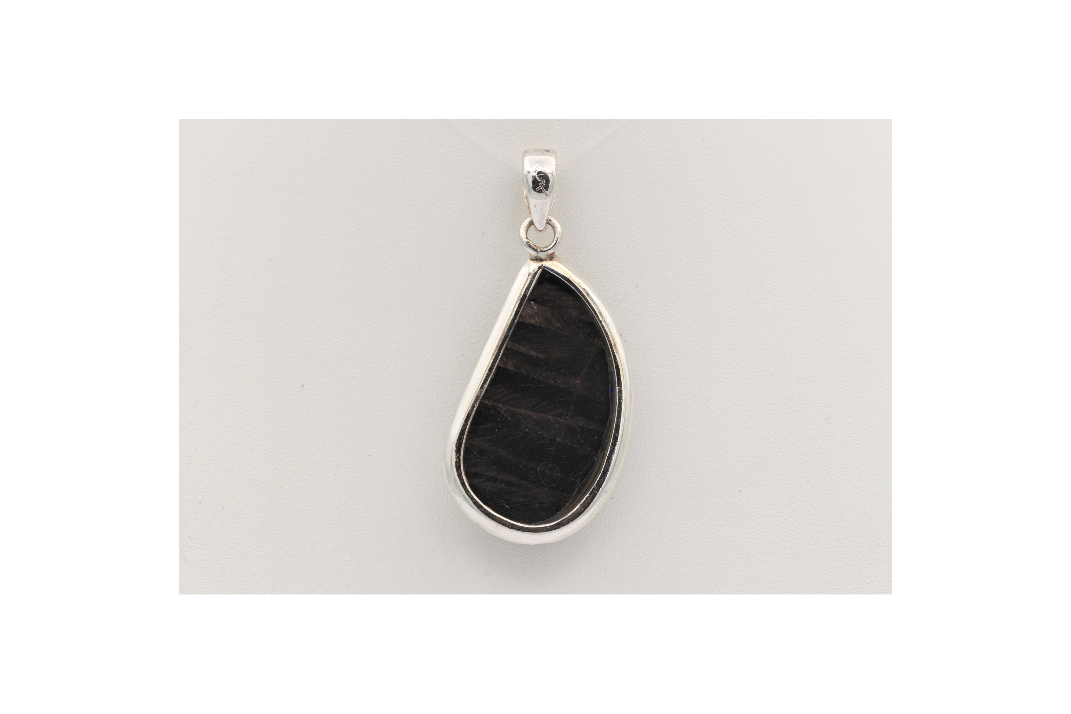 Pendentif contemporain en argent 925 et œil de taureau-The Vintage Workshop