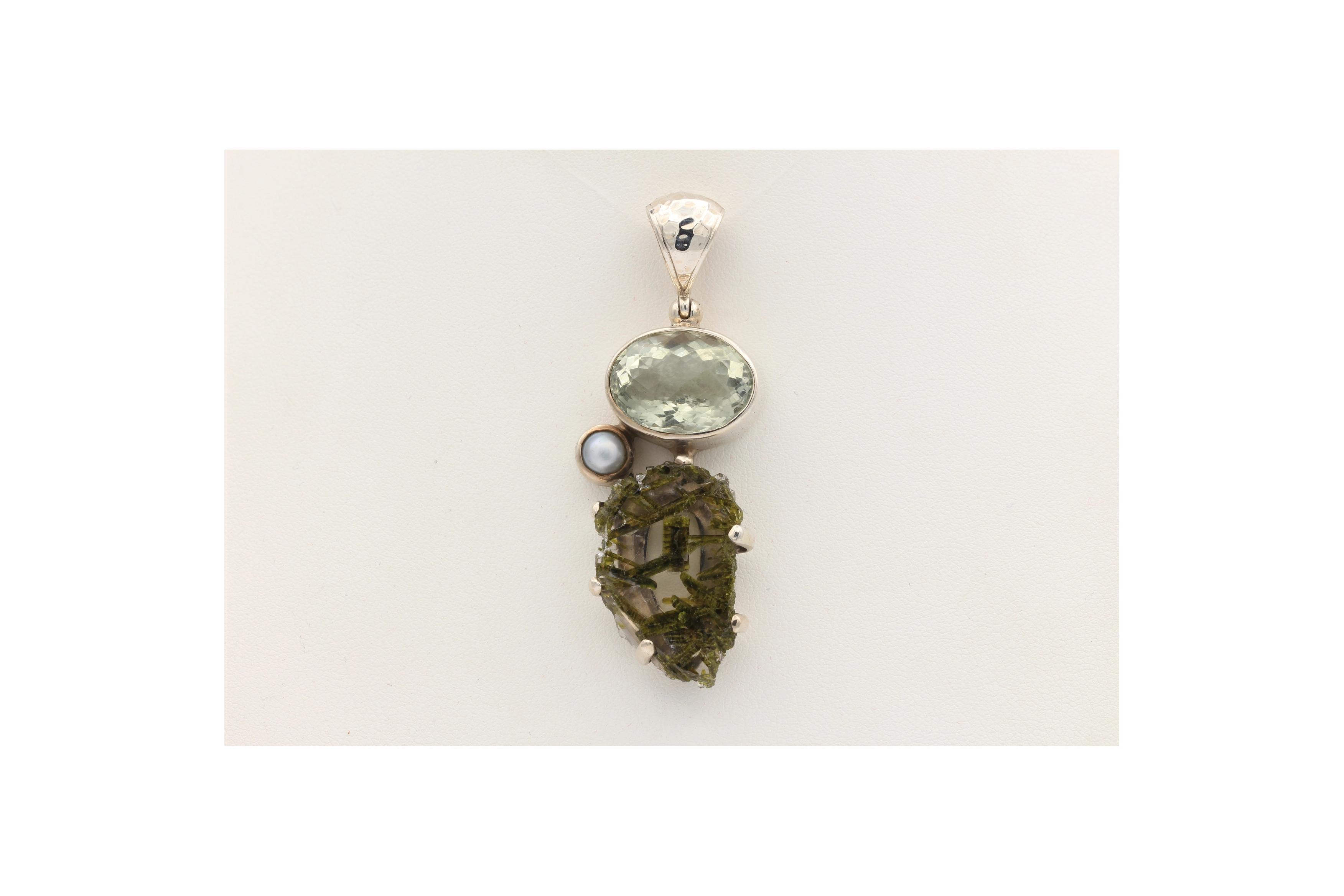 Pendentif contemporain en argent 925 serti d'agathe mousse, prasiolite et perle-The Vintage Workshop