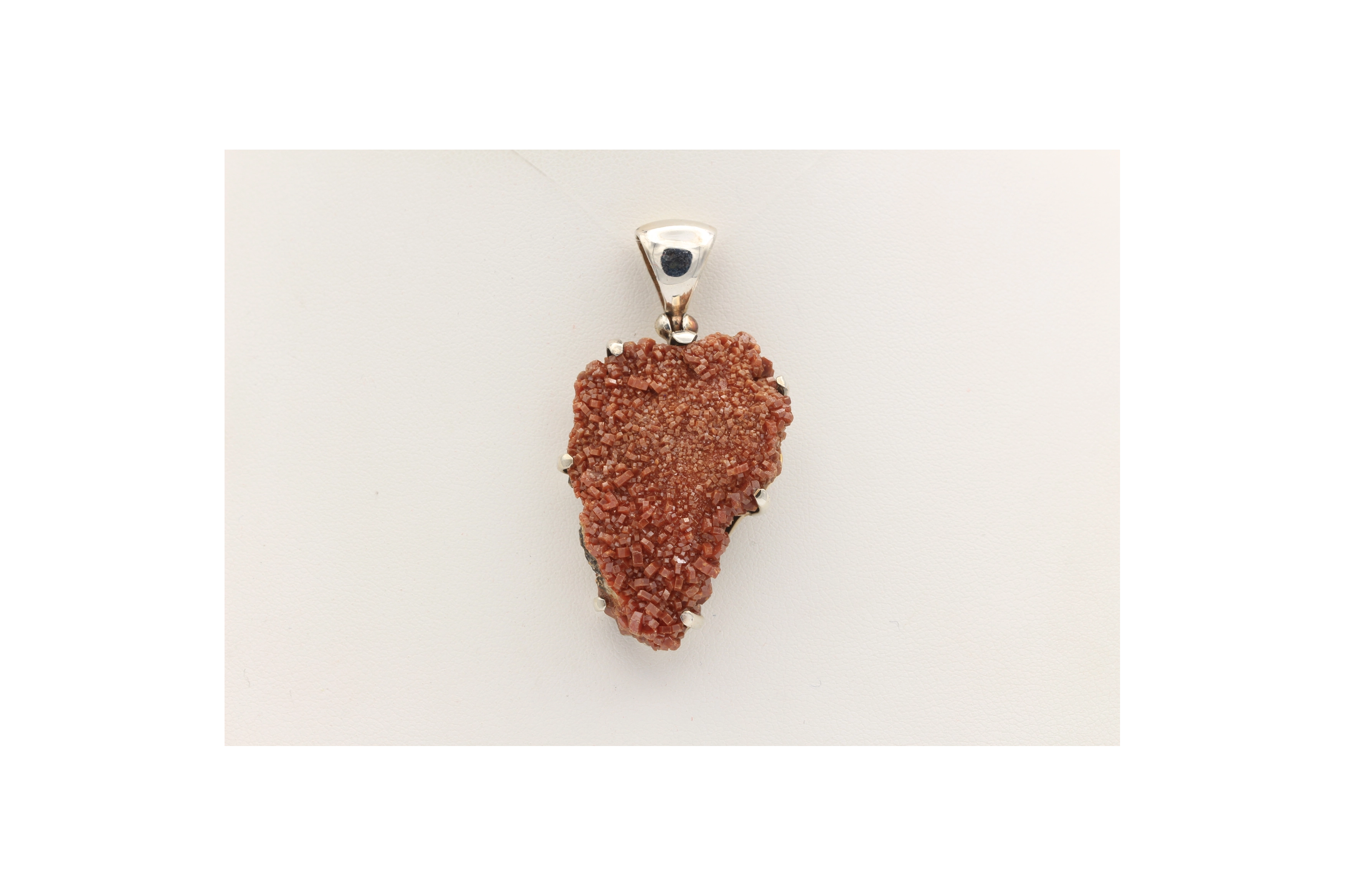 Pendentif contemporain en argent 925 serti de vanadinite-The Vintage Workshop