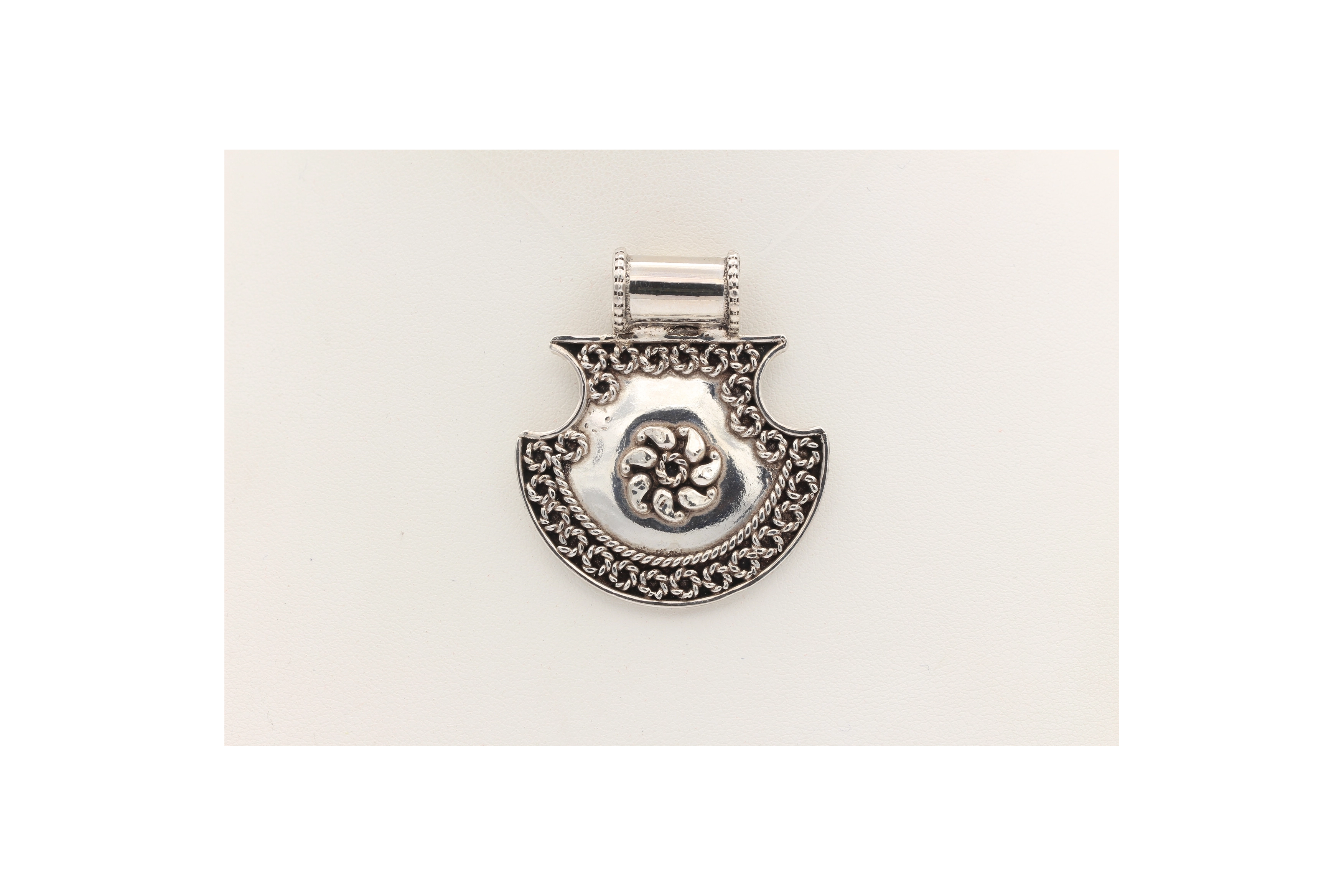Pendentif ethnique contemporain en argent 925-The Vintage Workshop