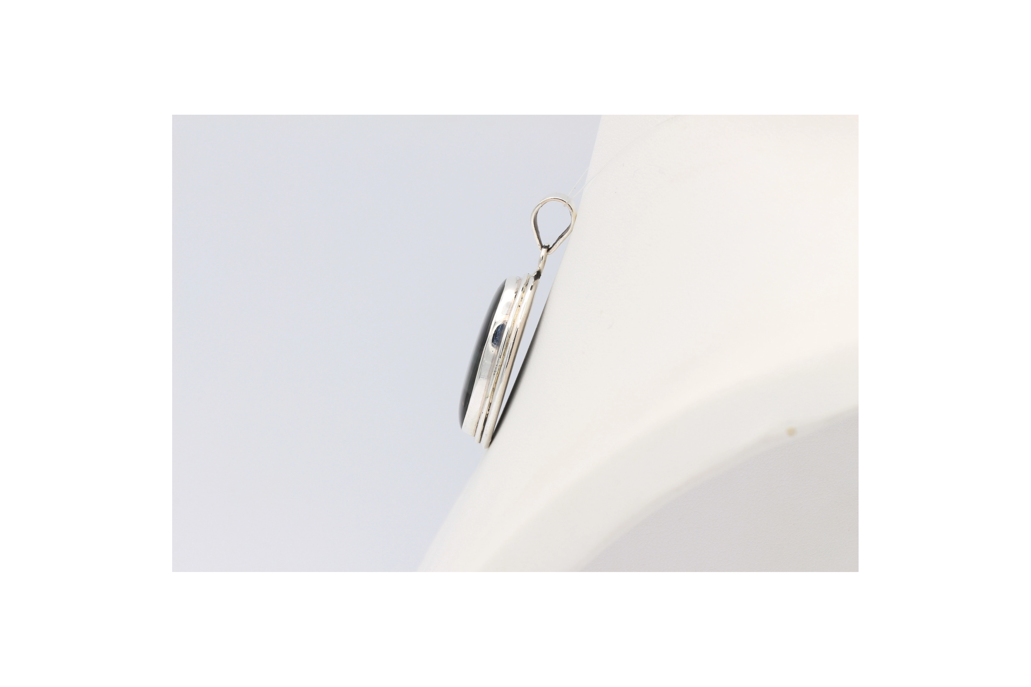 Pendentif contemporain en argent 925 serti d'œil de taureau-The Vintage Workshop