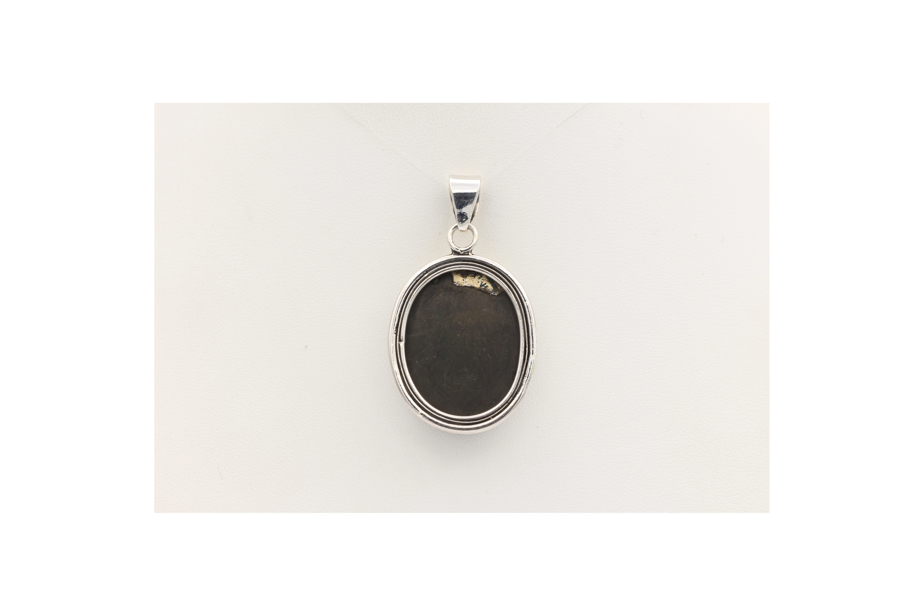 Pendentif contemporain en argent 925 serti d'œil de taureau-The Vintage Workshop