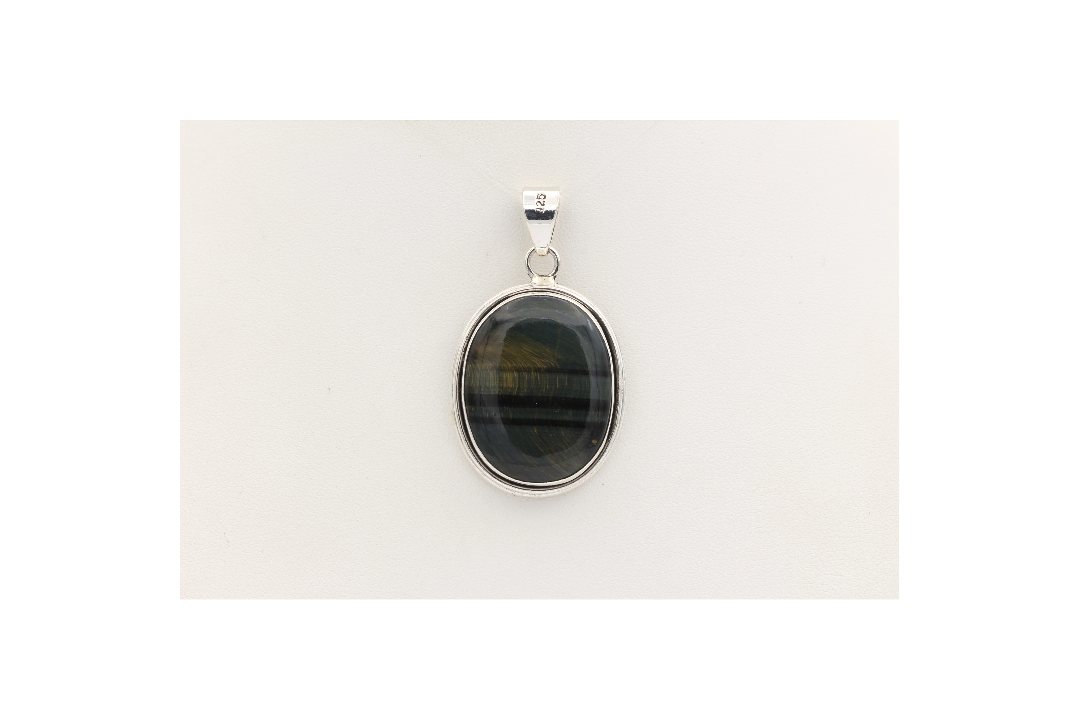 Pendentif contemporain en argent 925 serti d'œil de taureau-The Vintage Workshop