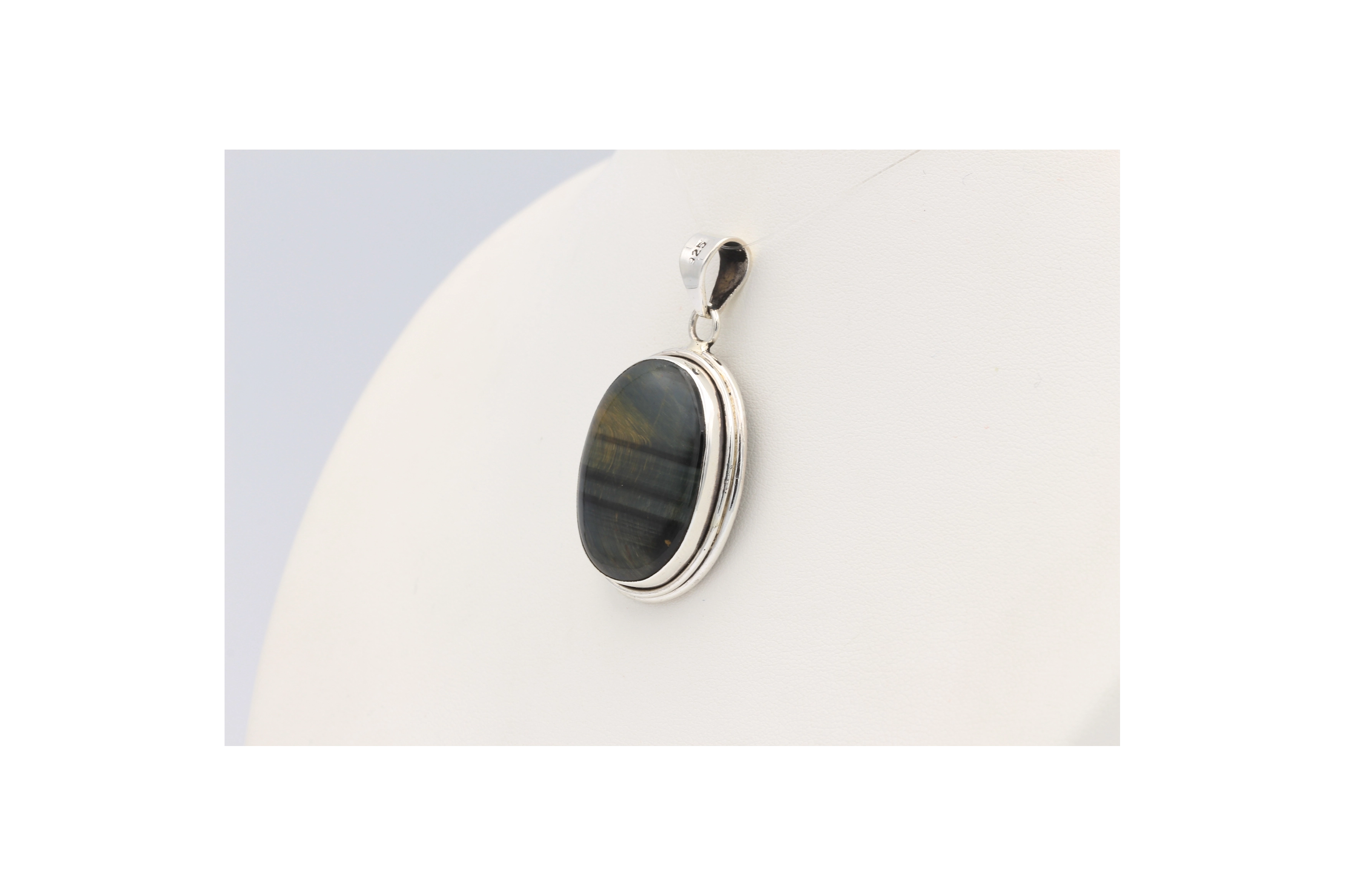 Pendentif contemporain en argent 925 serti d'œil de taureau-The Vintage Workshop
