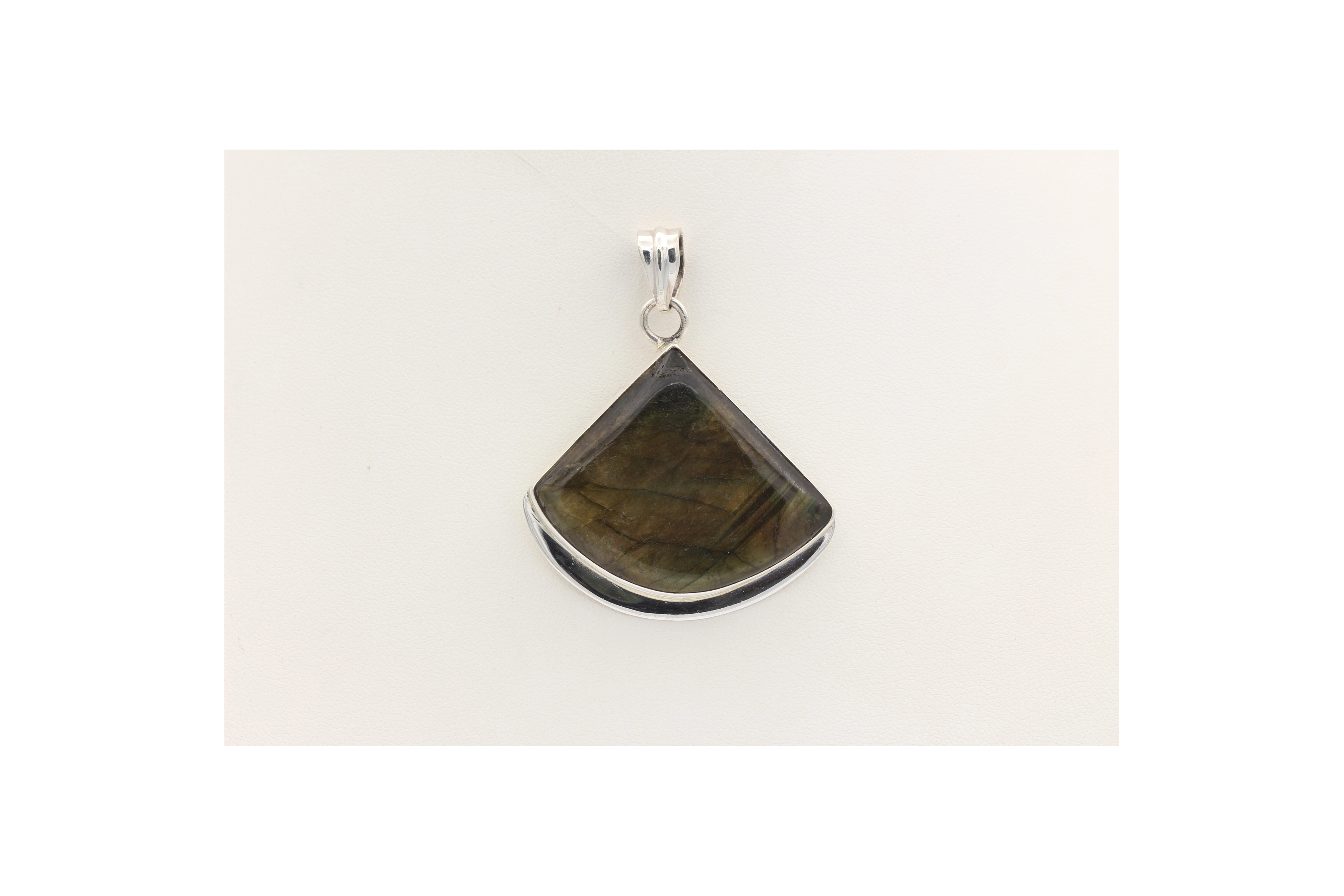 Pendentif contemporain en argent 925 serti de labradorite-The Vintage Workshop