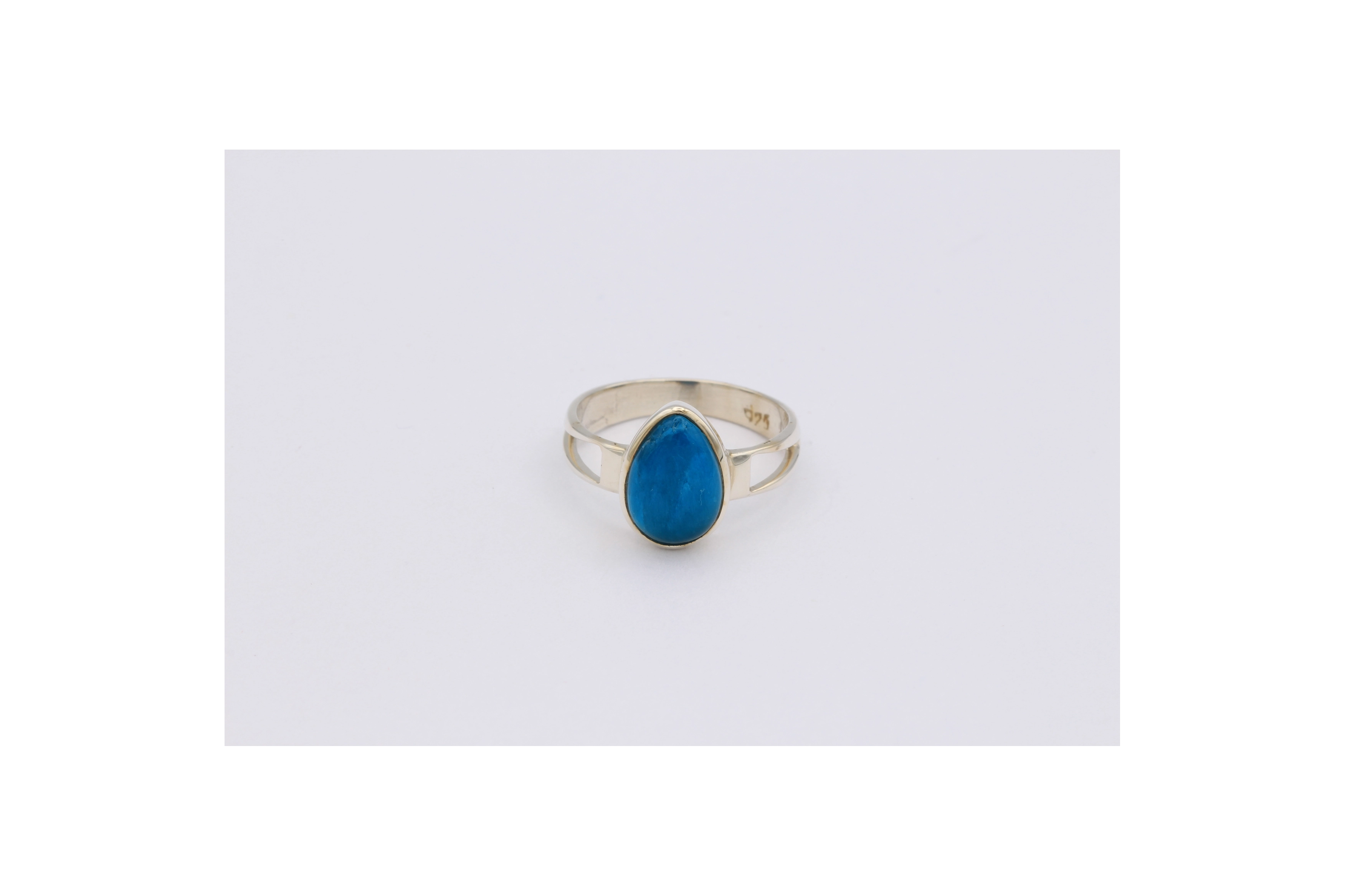 Bague contemporaine en argent 925 sertie de cavansite-The Vintage Workshop