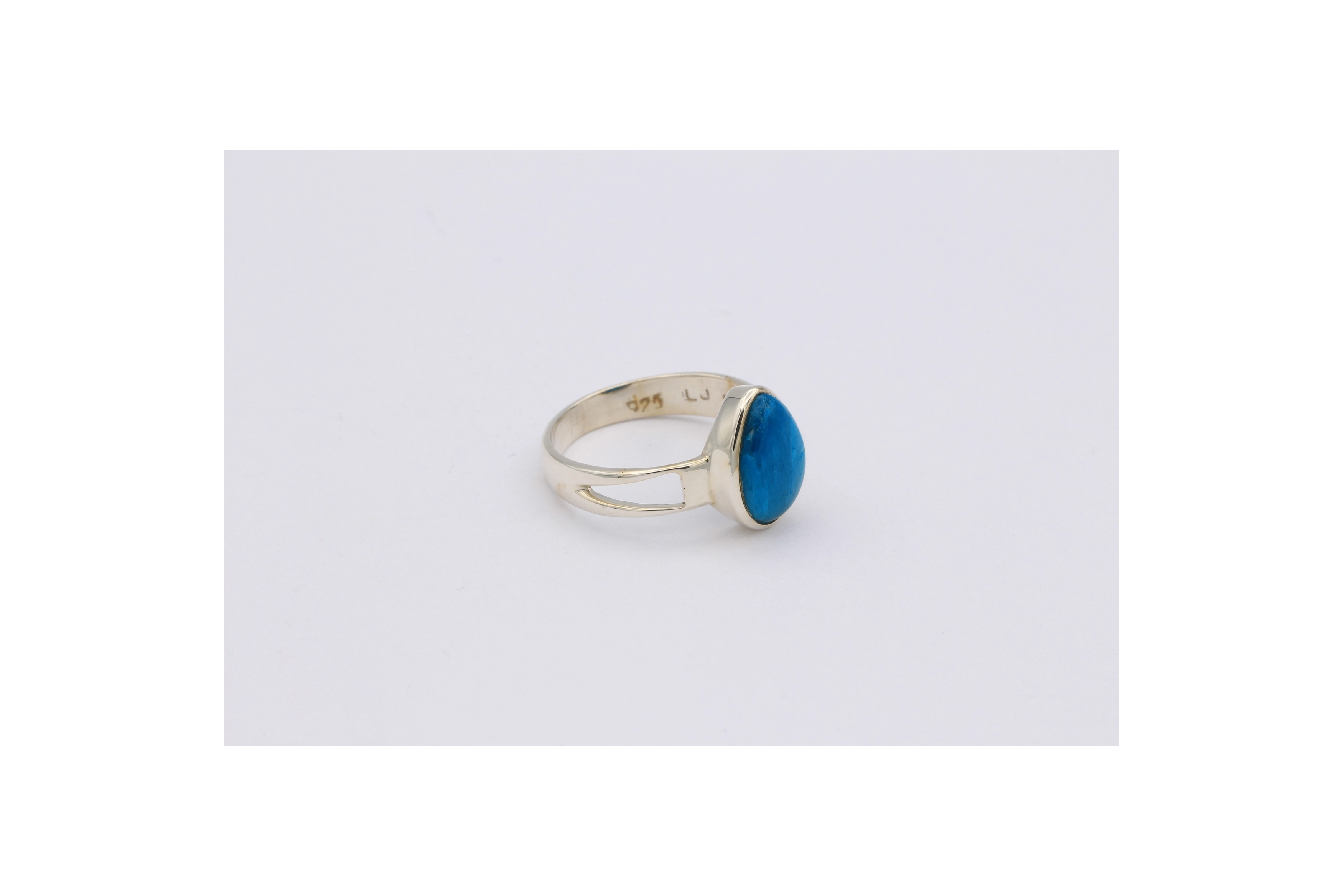 Bague contemporaine en argent 925 sertie de cavansite-The Vintage Workshop