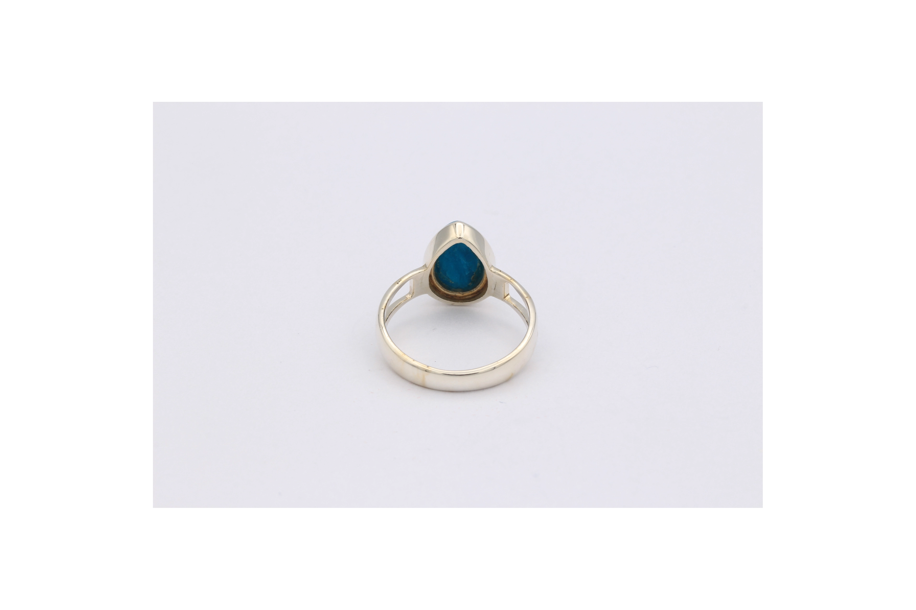 Bague contemporaine en argent 925 sertie de cavansite-The Vintage Workshop