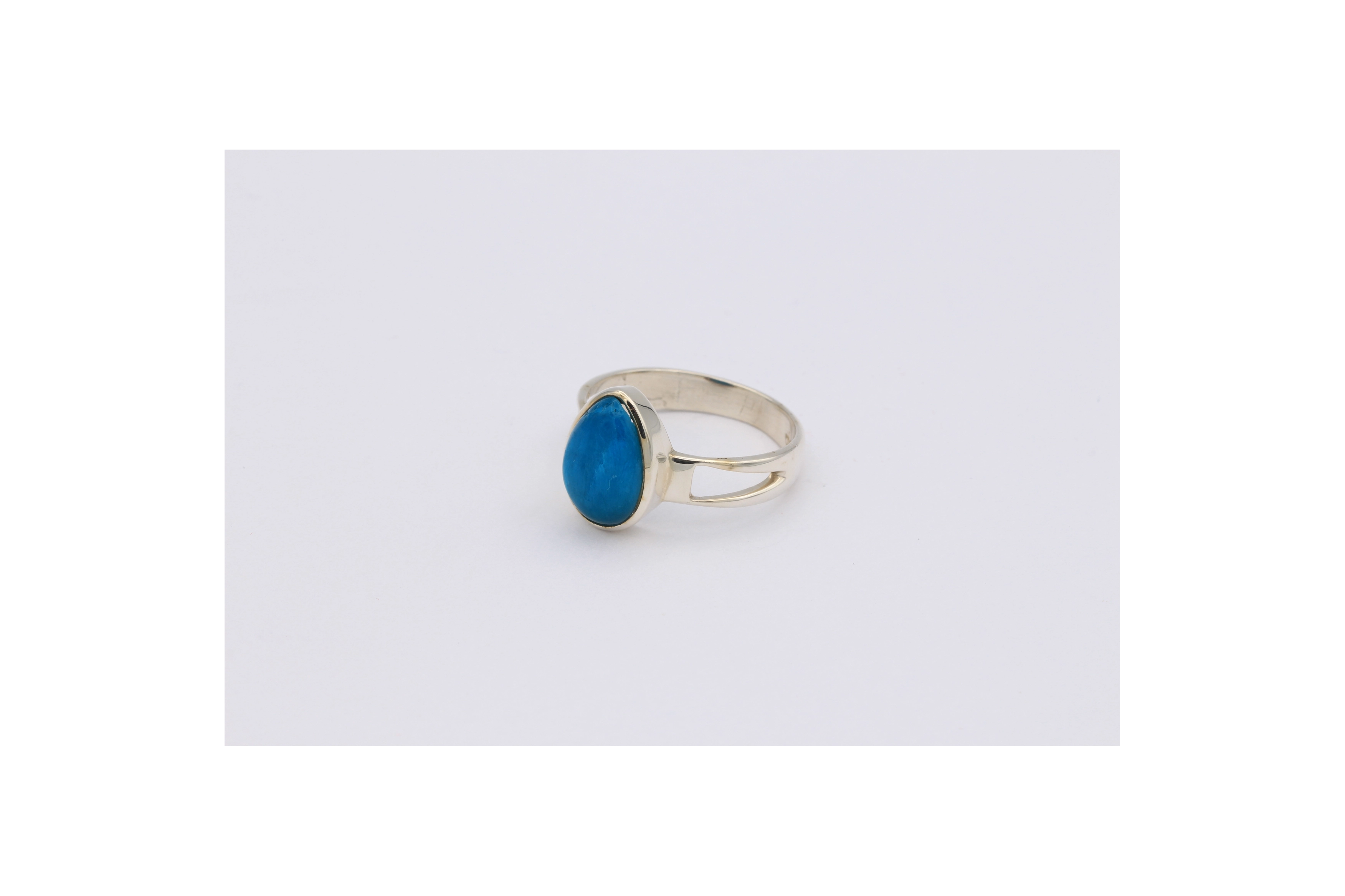 Bague contemporaine en argent 925 sertie de cavansite-The Vintage Workshop